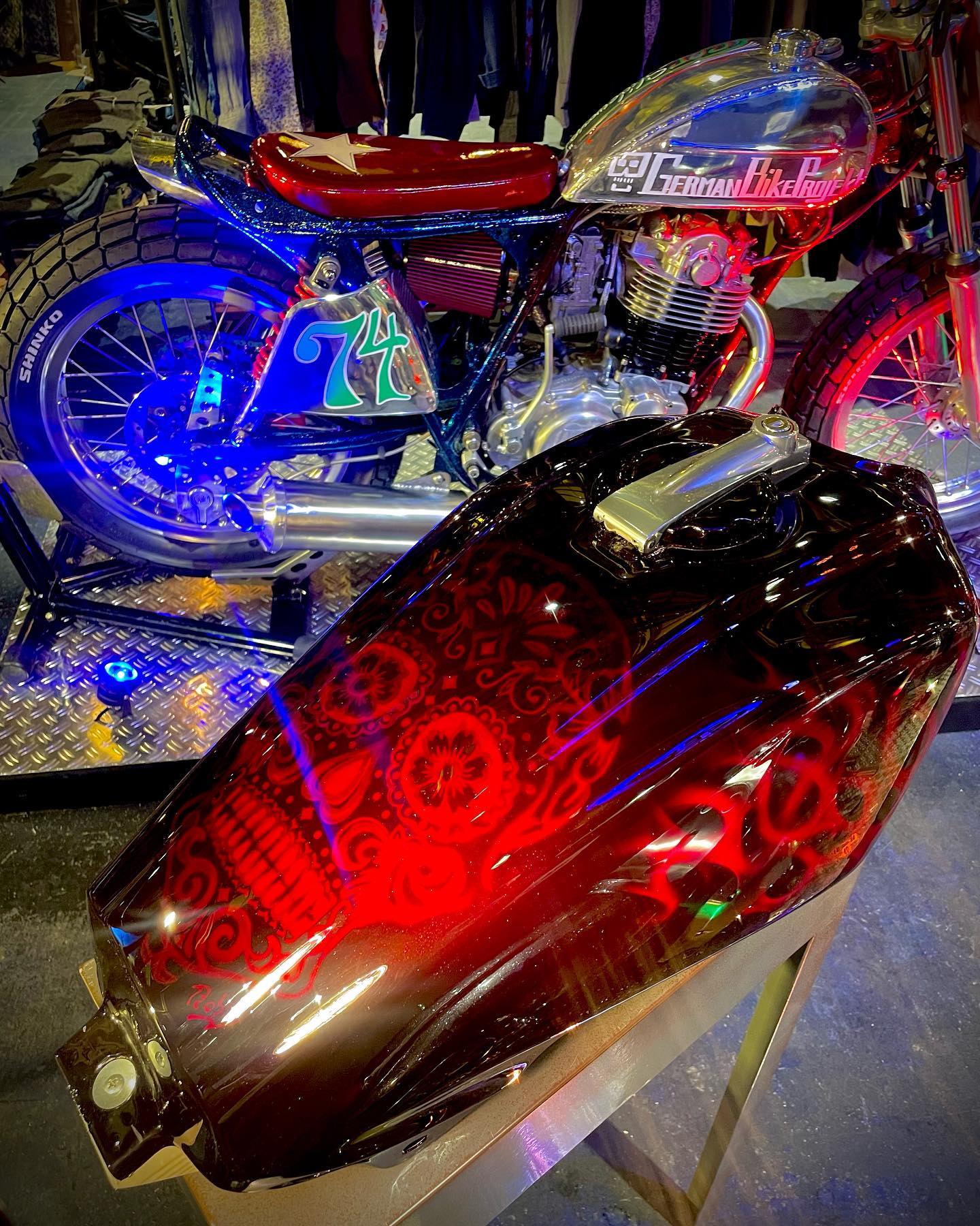 #germanbikeprojekt auf der #meetthemaker #custompainting #motorcycle #motorrad #totenkopf by #robby