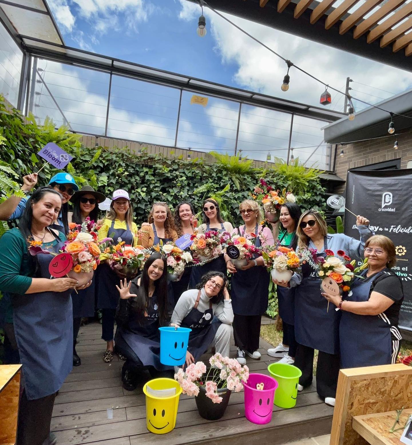 AGRADECER! … agradezco por este momento maravilloso de aprendizaje al lado de estas mujeres hermosas. Gracias por confiar en mí, en mi trabajo. A @creavidad gracias por todo, la rompimos y seguiremos aquí enseñando a conectarnos con la felicidad a través de las flores.