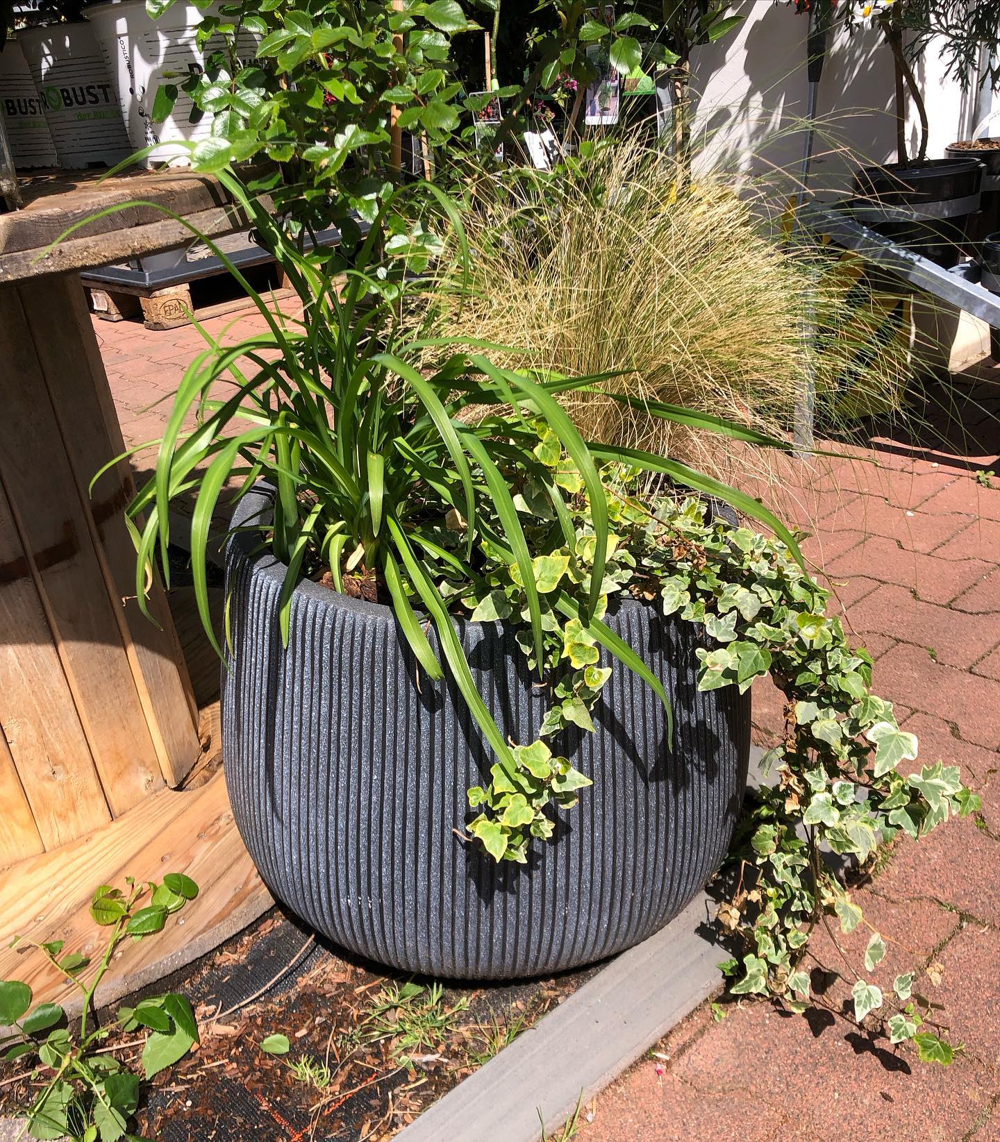 Wir gehen heute am Beet hinter der Kirche im Ortsteil Blumen pflanzen. Und was treibt ihr? Genießt euer Wochenende!