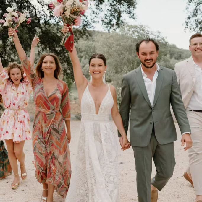 Savoir s'entourer de témoins en or lors de son mariage... Vous la sentez cette belle énergie ? ♥️
Lieu de réception : @domainedevalbonne
Wedding planner : @justinegala.wp
Photographes : @clarisseetjohan
Videastes : @pierreetjulie.films
Traiteur : @marius_traiteur
DJ : @le_bac_a_vinyles
Groupe de musique : @reverse.officiel
Make up Artist : @amandinepoisson.makeup
Coiffure et ornement brunch : @mmehair
Décoration et assistante wp jour J : @audrey_unjourparticulier
Papeterie : @gangdetwins
Fleurs : @atelierprairies
Mobilier : @locationmaccio
Maître nageur : @ehswim.30
#weddingprovence #couplegoal #southoffrance #lieudexception #weddingphotographer #instawedding #outdoorwedding #mariageenprovence #sinspirersemarier #saintpauletdecaisson #domainedevalbonne #provencewedding