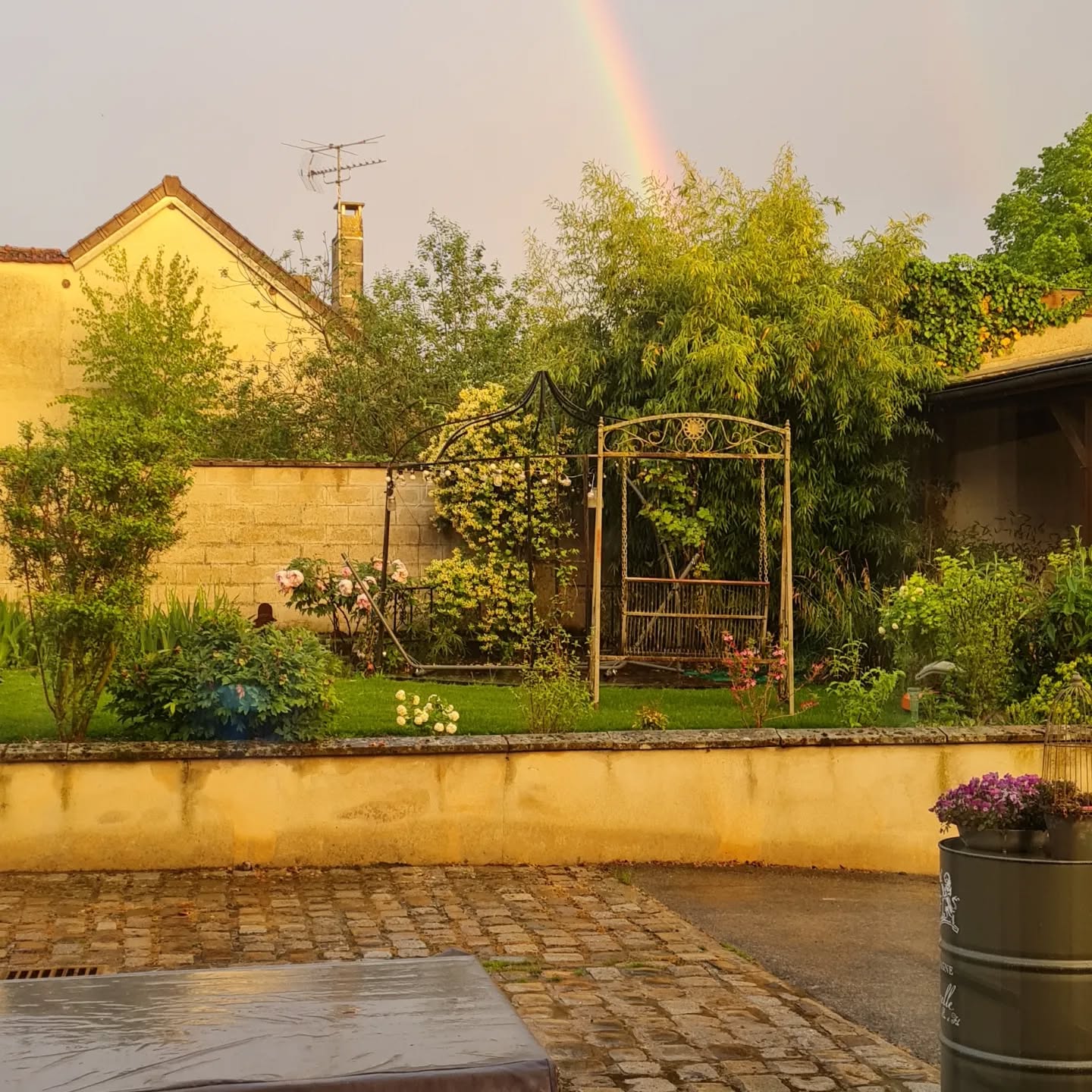 Lumière du soir avec son arc en ciel