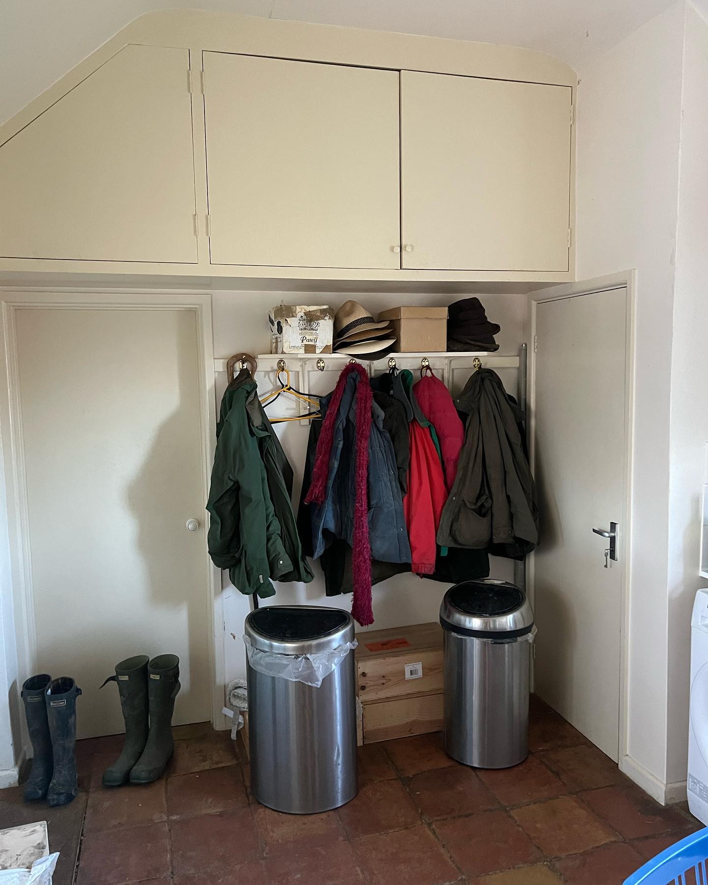 Boot Room Transformation 💚F&B ‘Ammonite’ on walls and woodwork, contrast with gorgeous clay tile floor and strong ‘Selvedge’ for the bespoke Settle. Such an improvement. #bespokejoinery #joinery #renovations #transformation