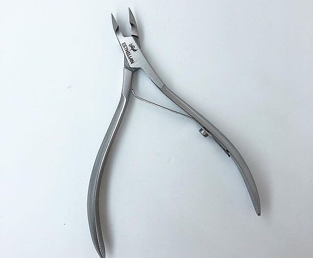 Esthelian Manikür et pensi. 5 mm ağız açıklığı , 10 cm uzunluk. Ergonomik tasarım. Paslanmaz çelik. Kapıda ödeme ile tüm Türkiye’ye gönderim mevcuttur. Detaylı bilgi be sipariş için whatsapp 05434328343 #proteztırnak #manikür #pedikür #etpensi #esthelian #oje #ojesizgezmeyenlerkulübü #istanbul #ayakbakımı #elbakımı #güzellik #estetisyen #kuaför #manikürmalzemeleri #keşfetteyiz