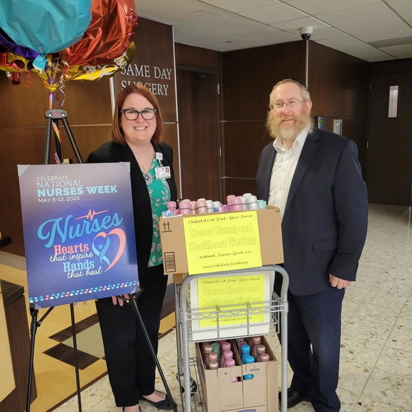 Sharing gratitude during #NationalNursesWeek ! 🩺
The incredible nurses at @RushMedical and Gottleib Hospitals received beautiful water bottles today, handed out by @rabbiitchie with Chabad of Oak Park- River Forest.
Thank you nurses for your care and commitment!
#nursesweek #thankanurse #nurse #thankyou #healthcarehero #nurseappreciation #jewish