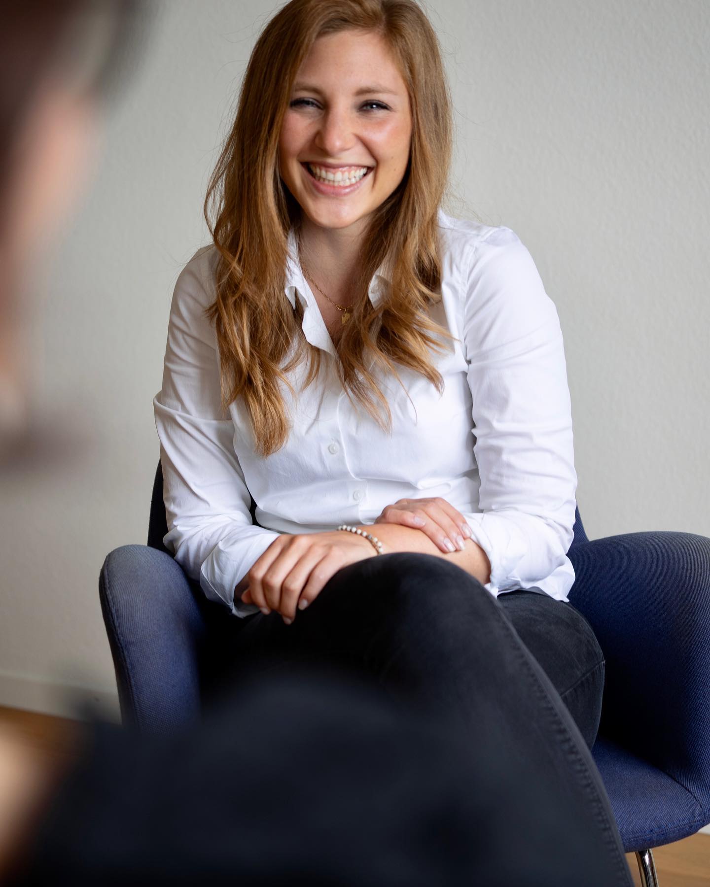 Ich liebe solche Momente!
Eine meiner Klientinnen sagte im Laufe ihrer Coaching-Session mit leichtem Sarkasmus in der Stimme: «Oh wooow… Warum denn einfach - wenn es auch kompliziert geht, was?»
Die Erkenntnis, die sie gerade hatte? Wir haben ihr bisheriges Muster aufgedeckt.
Meine Antwort ging in die Richtung «Es ist doch immer wieder faszinierend, wie wir uns manchmal selber blockieren und welch ausgeklügelten Taktiken wir entwickeln können, nicht? Wie wertvoll, dass wir das aufgedeckt haben und jetzt gemeinsam eine neue Strategie entwickeln dürfen, wie Denken und Handeln - heute sowie in Zukunft - ausbalancierter und wirksamer möglich werden.»
#lovemyjob #coaching #changeyourthoughts #mindset #yourthoughtscreateyourreality #blockade #lifecoachzürich #myriamschwizercoaching