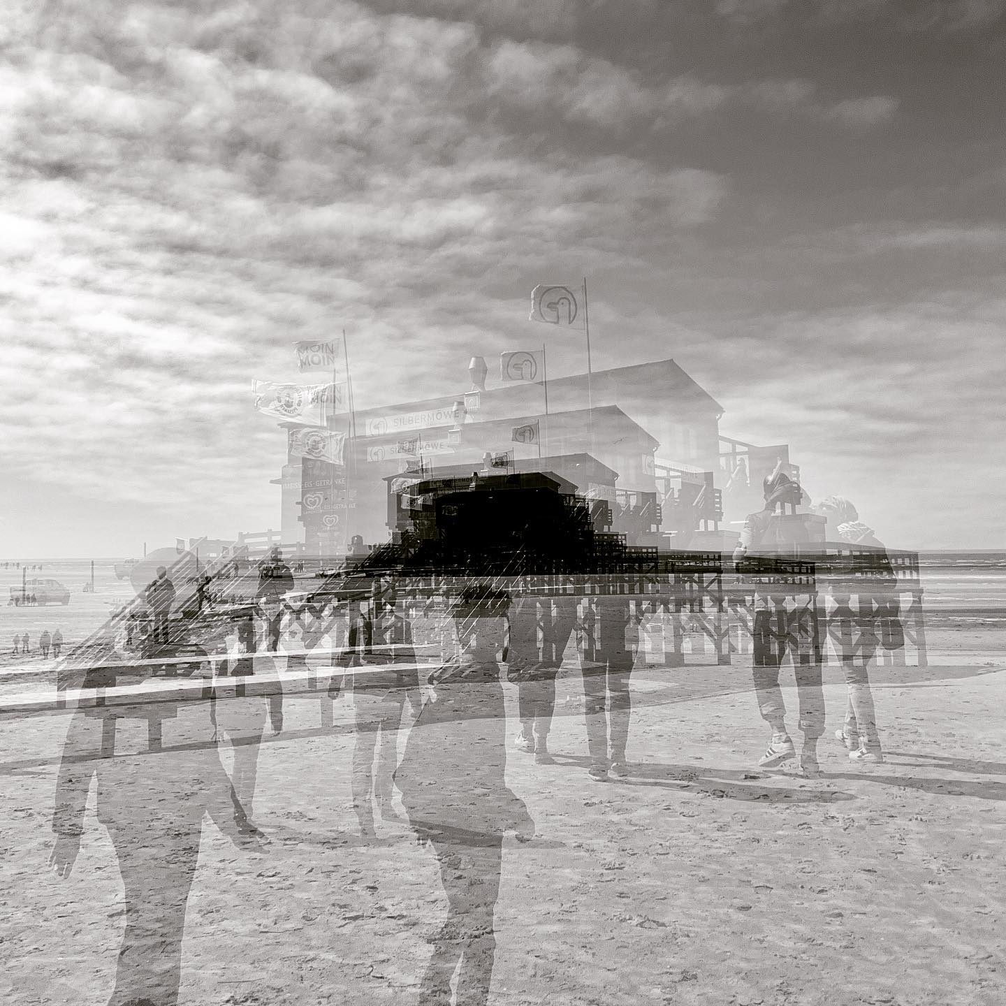 ~~~ SPO ~~~ #experimentellefotografie #multiexposure #nophotoshop #mehrfachbelichtung #incamera #visualart #fineartphotography #wallart #wandbilder #bnw #abstractart #wattenmeer #architektur #inmotion #experimentalphotography #art #motion #artoninstagram #fineart #bnwlovers #picoftheday #artography #spo #sanktpeterording #stelzenhaus #strand