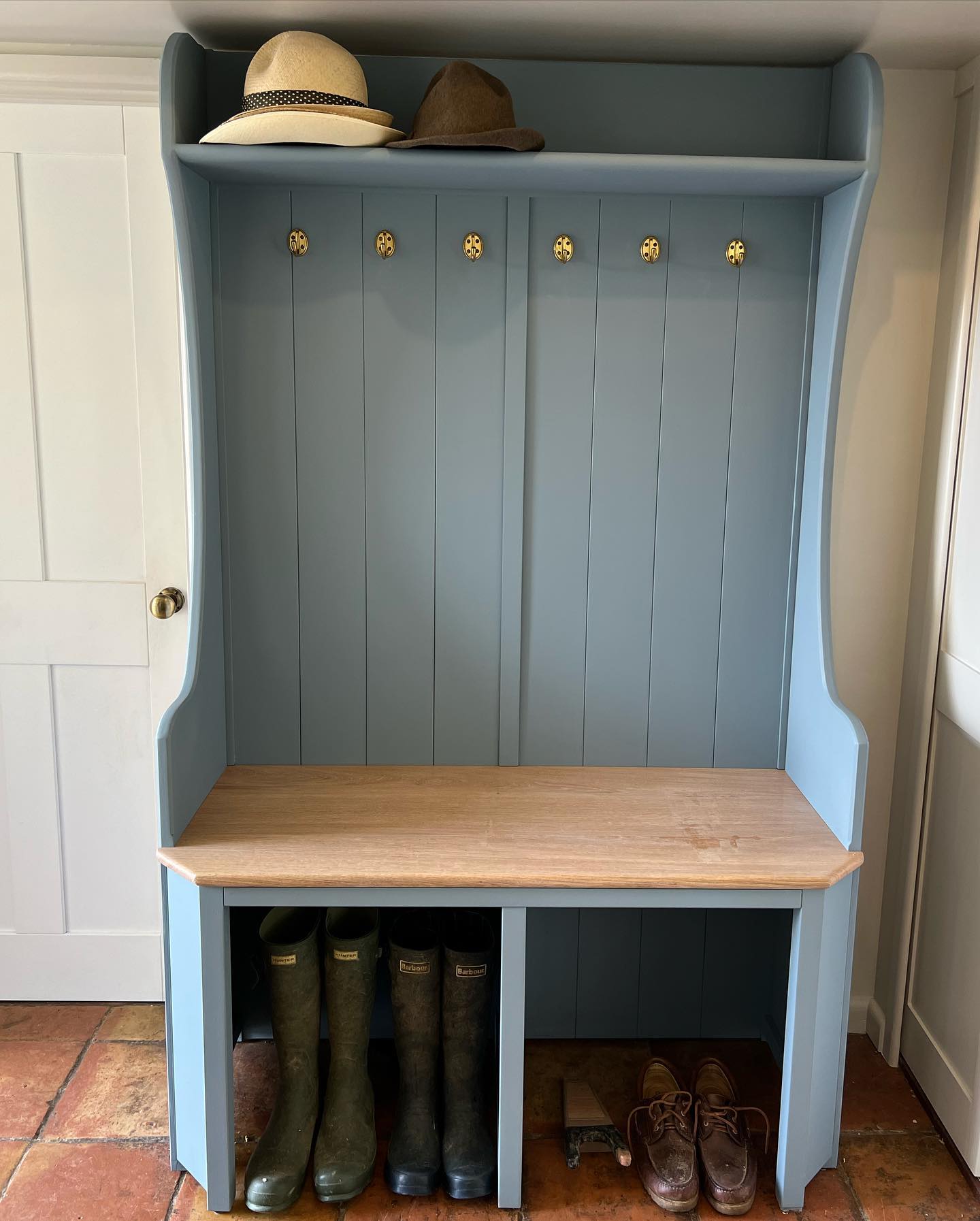 Bespoke Settle in F&B “Selvedge” Oak Seat, Delighted Clients. ❤️#handmade #bespokejoinery #seat #utiltyroom #bootroom