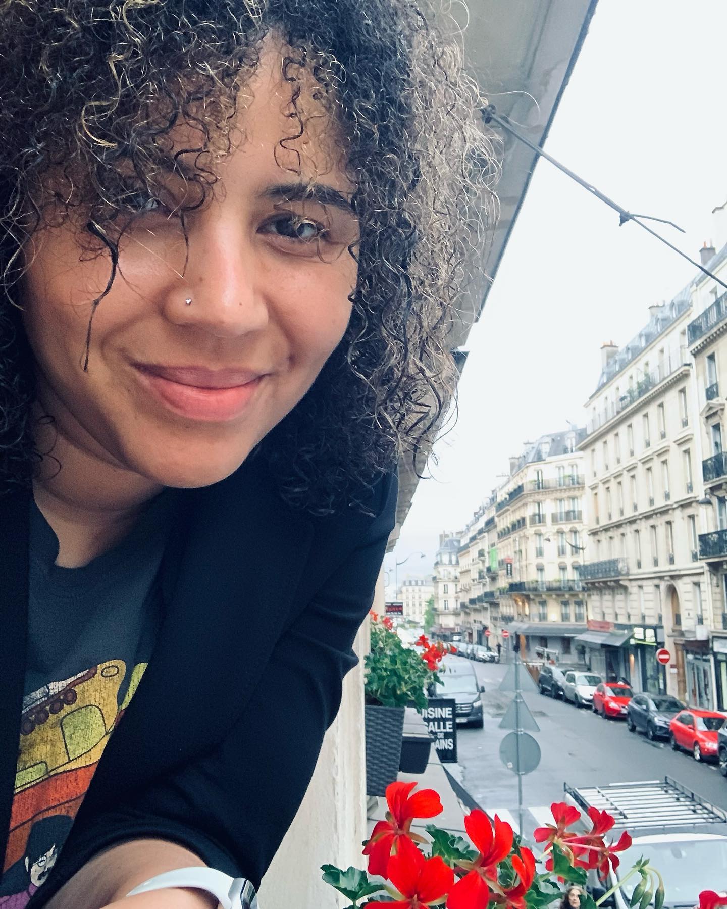 A small popcorn visit to my favorite place. #mindingmybusiness #inmyspace #livethelifeyoulove #beauthentic #bareborders #seeparis