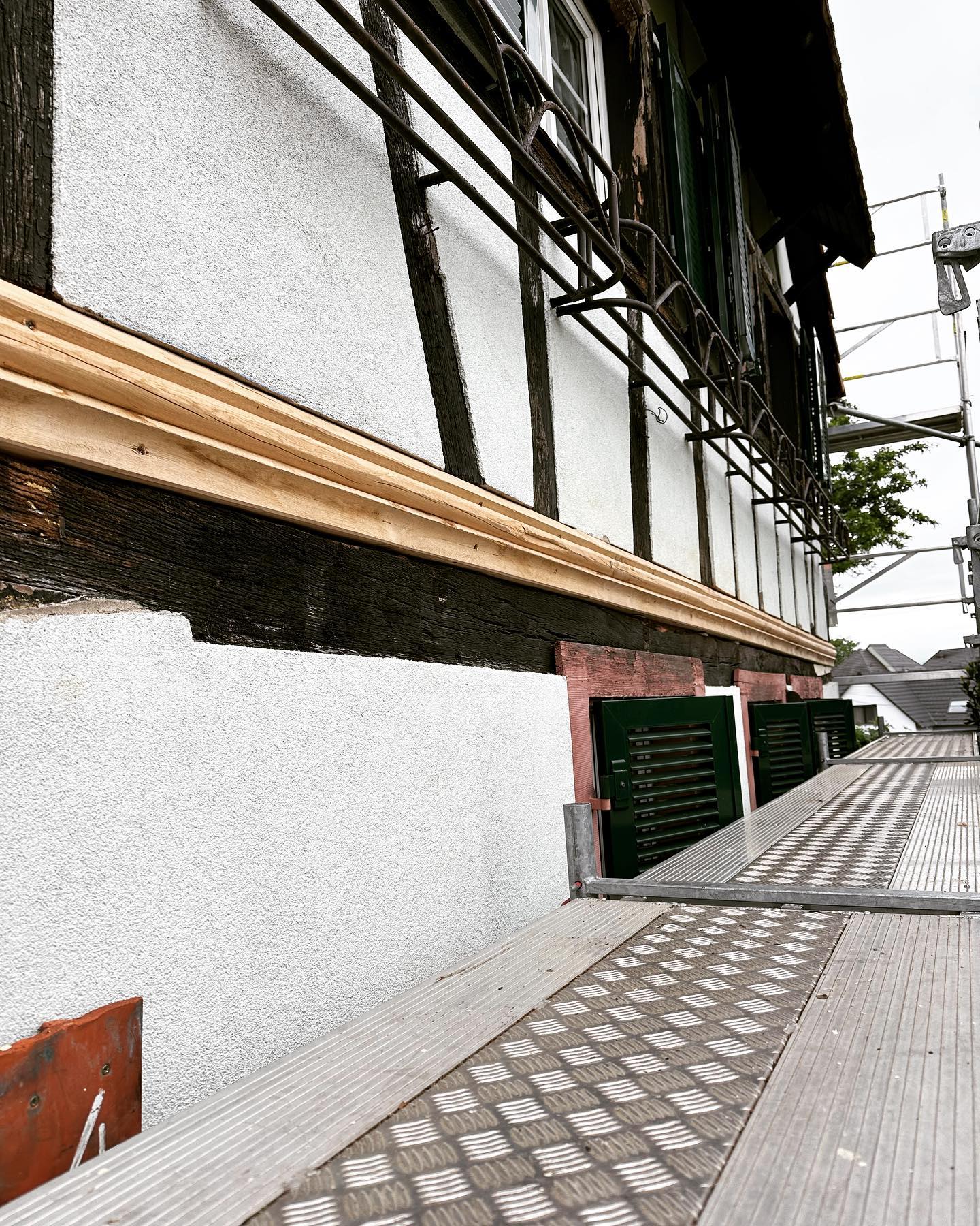 Remplacement de semelle basse en chêne massif avec moulure d’origine. #colombagesalsaciens #artisanalsacien