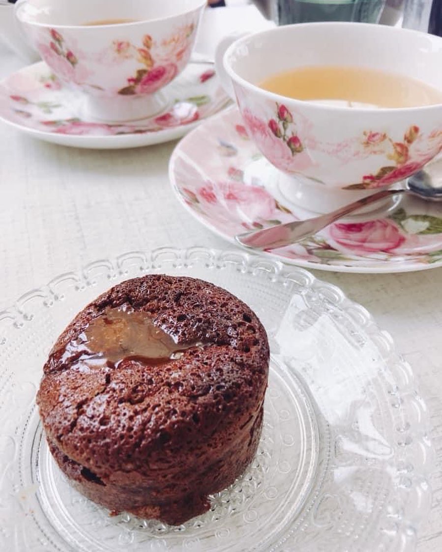 🇫🇷🇬🇧
Au fait, quelle est l'origine du fameux Tea Time ?? 🧐
Saviez vous qu'elle est féminine ?
Ce quatrième repas de la journée outre manche est la création inspirée d'Anna Russell, Duchesse de Bedford, amie proche et dame de compagnie de la reine Victoria.
Gourmande et lassée de l'interminable période d'attente entre le déjeuner du midi et le dîner du soir, qui se tenait toujours tard, Anna commenca au milieu des années 1840 à inviter régulièrement des amis à la rejoindre pour prendre du thé, des gâteaux et des sandwichs l'après-midi.
Bientôt, toute la haute société victorienne prit part avec plaisir à cette nouvelle coutume.
Si bien que celle ci se répandit dans toutes les classes de la société victorienne de l'époque.
En plus d'être une excuse élaborée pour grignoter entre les repas, le thé de l'après-midi est également une raison idéale pour exhiber votre meilleure porcelaine !
On dit merci qui ?
Merci Duchesse ! 👍☕
🇬🇧
By the way, what is the origin of the famous Tea Time? 🧐
Did you know it's feminine?
This fourth meal of the day across the Channel is the creation inspired by Anna Russell, Duchess of Bedford, a close friend and lady-in-waiting to Queen Victoria.
Being a food lover and tired of the long wait between lunch and late dinner, Anna started inviting friends in the mid-1840s to join her for tea, cakes, and sandwiches in the afternoon.
Soon, the entire Victorian high society gladly embraced this new custom.
It spread throughout all classes of Victorian society at the time.
In addition to being an elaborate excuse for snacking between meals, afternoon tea is also the perfect reason to showcase your best porcelain!
Who do we thank?
Thanks, Duchess! 👍☕
•
•
•
•
#tea #teatime #englishbreakfast #englishtea #origine #histoire #anglais #loveengland #history #AfternoonTea #Origin #DuchessOfBedford #VictorianSociety #Custom #Tradition #Snacking #porcelain