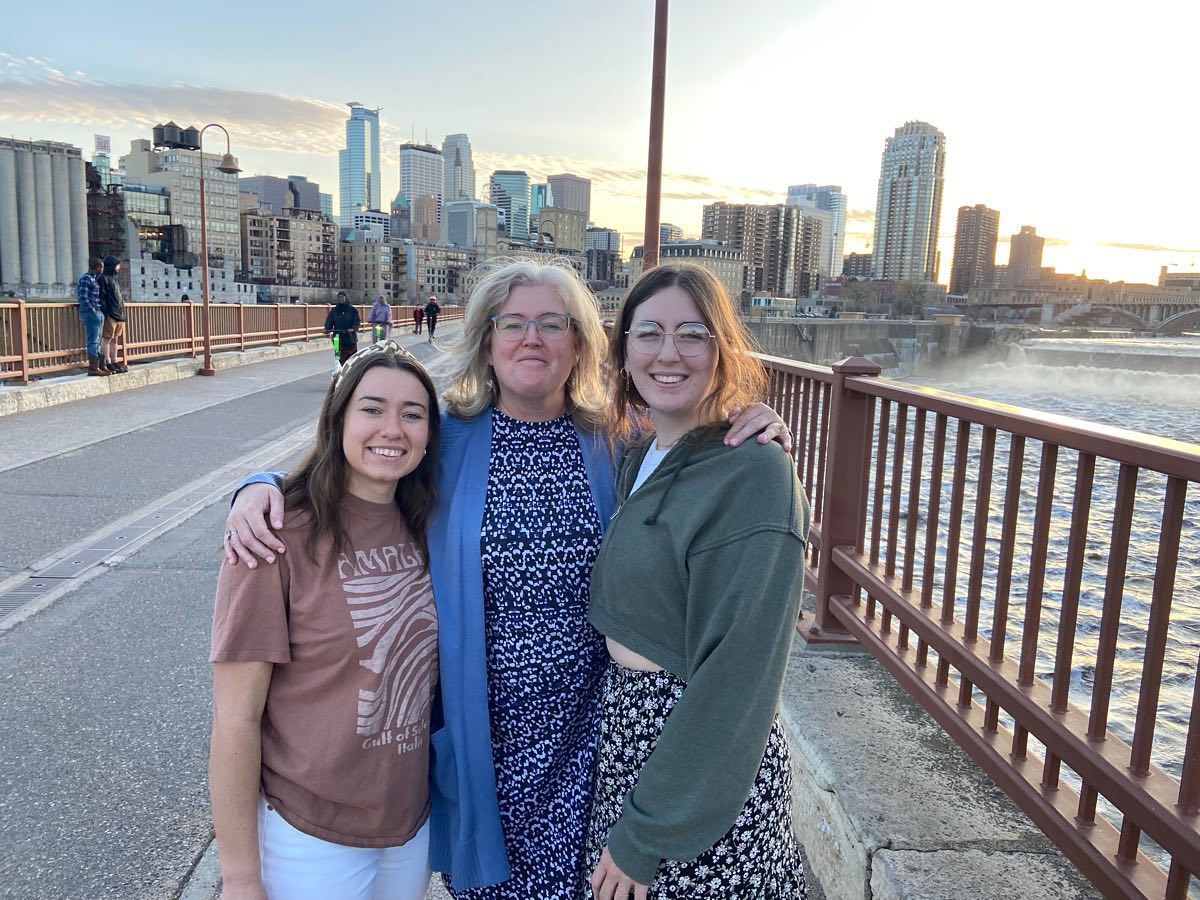 leaning on family <3
#photography #lighting #minneapolis #minnesota #skyline #family #mothersday #college