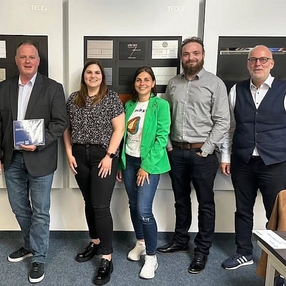 Letzte Woche wurden die Kolleginnen und Kollegen unserer Ausstellung und der Einkaufsabteilung von @einfach_gaertner zur "EINFACH MACHEN TECE Neuheiten Schulung" nach Nürnberg eingeladen.
Im Anschluss einer informativen Produktschulung der TECE-Neuheiten ging es für alle Beteiligten in den Nürnberger Felsenkeller. Dort erwartete sie eine Führung mit anschließender Bierverkostung im Untergrund der historischen Nürnberger Altstadt.
Ein gemeinsames Abendessen in der @hausbrauerei.altstadthof rundete eine tolle Veranstaltung gebührend ab.
Wir bedanken uns bei der Gärtner Industrievertretung KG für ein rundum gelungenes Event.
#gittfried #gittfriedkarlsfeld #karlsfeld #haustechnik #spezialist #großhandel #schulung #gemeinsamstark #tece #felsenkeller #labyrinth #rotbier #nürnberg #historisch #untergrund #veranstaltung #teamgittfried @tece.de