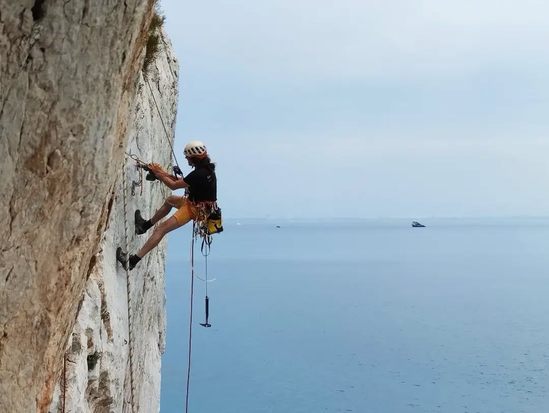 Akyarlar Rota Restorasyonu.
@yuksekteguvenli @yuksekisler @petzl_official
#routesetter: #öztürkkayıkçı
Photo 📸 : @rock__n__ride
#bolting #rebolting #routesetting #routesetter #routemaintenance #climbing #rockclimbing #sportclimbing
#tırmanış #kayatırmanışı #geyikbayırı #olympos #ısparta #antalya #turkey