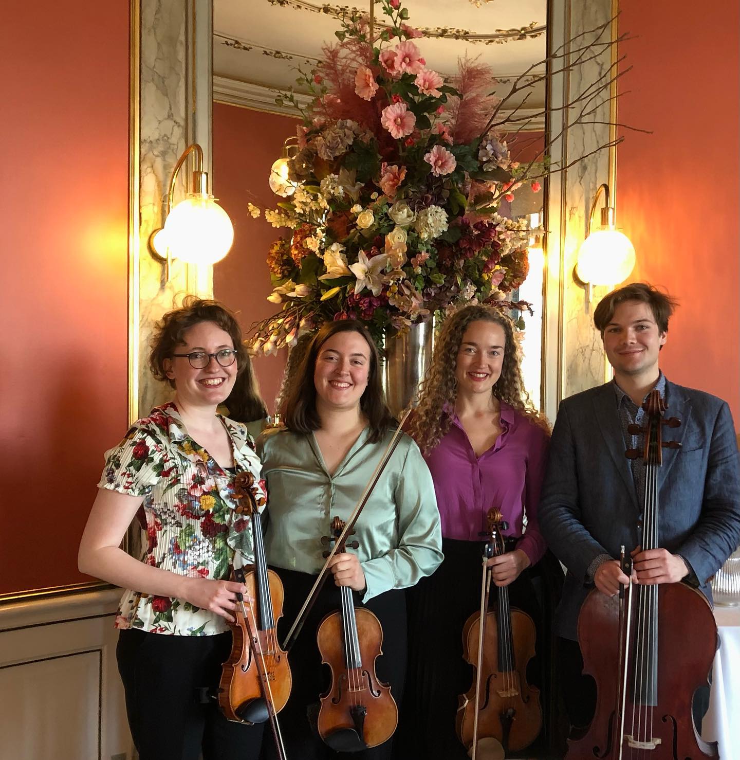 •• Beautiful chamber music recital at @bernstorffslot last night 🌸🌿👒👑🌺 Haydn String Quartets and Boccherini Flute Quintets with this great team 🌞🎻✨
.
.
.
.
. #haydn #boccherini #stringquartet #flutequintet #concert #ensemble #onstage