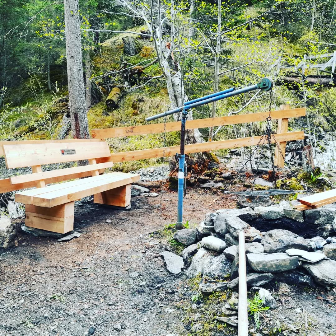 ...an der veia mulegn wurde der Grillplatz komplett erneuert und glitzert nun mit neuem Bänkli, Holzaufbewahrungshäuschen und Grillstelle mit dem Bach um die Wette.
#uts #stierva #veiamulegn #grillstelle #graubünden #tagderfreiwilligen