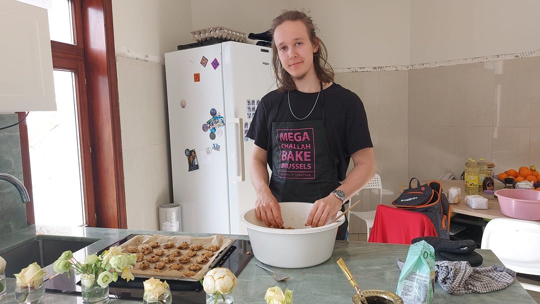 🍪Yep! That’s him! Viktor!
For our branch "Yachad Project" Viktor prepares 150 challot in a single day in order to give them to those who lack them.
The bonds are forged with dialogue but also with the gestures and small attentions of every day! A challah to say thank you, thank you for being part of this wonderful community in which you participate so much, thank you because it is thanks to you that we can continue to do what is most important to us: creating diversity through dialogue, events and small gestures.
And thank you Viktor, you are 19 years old, you are German and you have been with us for several months thanks to @asfbelgiebelgique
Thank you for everything 🤩