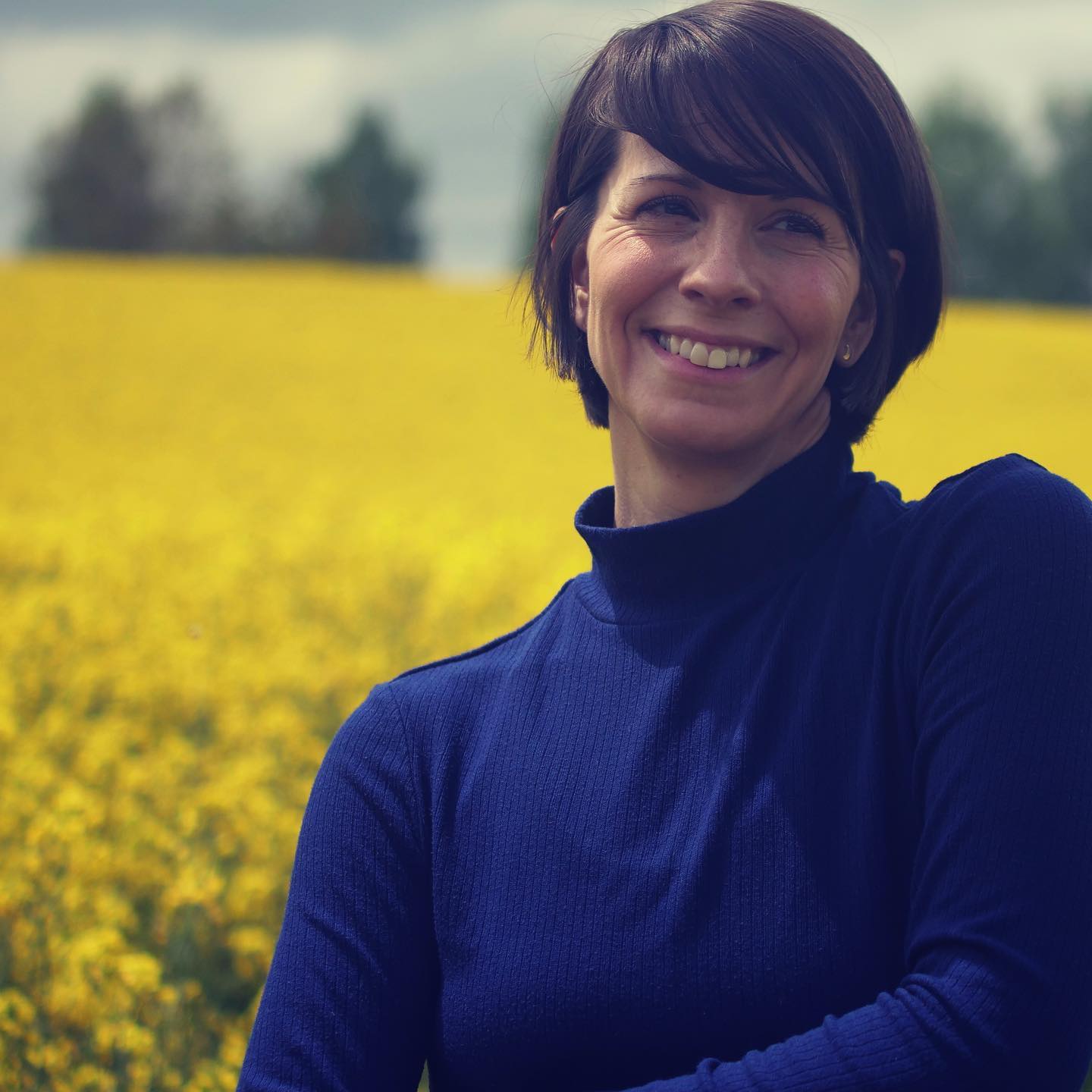 STEHEN BLEIBEN
Das ist definitiv gerade eine der größten Herausforderungen für mich.
Stehen bleiben als Synonym für: „Ich muss gerade gar nichts“, ich darf erst einmal abwarten, die Lage checken und dann irgendwann aus der Ruhe heraus eine Entscheidung treffen.“
Das Bild einer Weggabelung, umrahmt von einem gelb leuchtenden Rapsfeld, dieses Bild hatte ich die letzte Zeit öfters vor Augen. Real aber auch in Gedanken.
In der Vergangenheit bin ich an so einer gedanklichen Weggabelung nicht lange „stehen“ geblieben. Ich bin immer gleich losmarschiert, meistens habe ich dabei aus dem Bauch heraus entschieden, welche Richtung ich spontan gehen möchte.
Ich mag meine intuitiven Entscheidungen sehr, ich mag meine Spontanität und vor allem mag ich meine große Begeisterungsfähigkeit für alles Neue. All das sind Eigenschaften, die den hohen Vata-Anteil in mir bestens widerspiegeln.
Ein Zuviel davon kann bei mir aber auch gleichzeitig großen Stress auslösen und nicht selten auch überfordernd sein.
Warum also nicht einfach mal stehen bleiben, abwarten und diese Stille und den vermeintlichen Stillstand versuchen auszuhalten? Darauf zu vertrauen, dass sich auch ohne mein dazutun Dinge in die richtige Bahn lenken werden.
Ich bin dabei das Abwarten zu lernen. Was soll ich sagen? Es fühlt sich richtig gut an, mal nicht sofort den nächsten Schritt zu gehen.
Vielleicht kennst du das auch? Dir stehen viele Optionen offen und du weißt gar nicht, welche Richtung die richtige für dich ist? Erlaube dir innezuhalten, zu pausieren, zu fühlen. Lade bewusst die Qualitäten von Kapha ein. Es lohnt sich!
#stressfreiezone #stressbewältigung #stressreduction #stressless
#leichtigkeit #entscheidungentreffen #entscheidedich #abwarten #pausieren #achtsam #nichtmüssen #vata #ayurvedalifestyle #ayurvedaeveryday #ayurvedayoga #ruhegenießen #langsam #yogahilft #mamasein #stressimalltag #mamaleben #ruheimkopf #ruheimalltag #lebenmitkind #mamaalltagmit2kindern #mamaalltag #auszeitfürdieseele #auszeit #temporaus