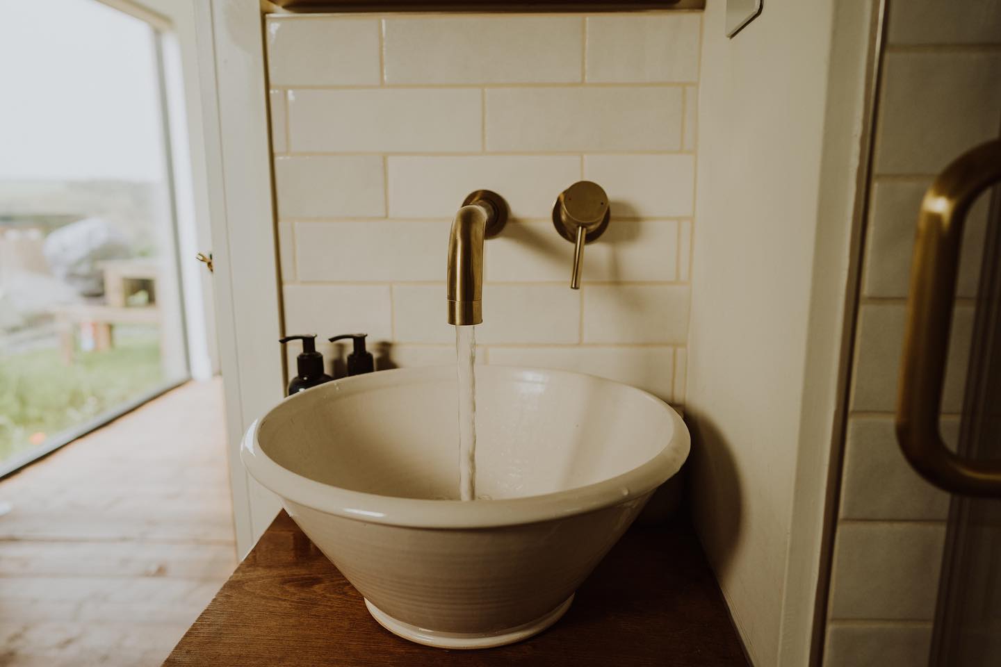 We’re proud to have quality, sustainable and locally produced products and furnishings in our cabins.
Hand thrown bespoke sinks made a mile away by arwynjonesceramics, organic Devon wool mattress toppers from @naturalmatuk, British made woollen blankets from @atlanticblankets and natural products from our Cornish friends @landandwater_ . And of course bespoke cabins from the talented carpentry team at @bournefromnature.
Come and escape to The Land to experience a little British luxury in total seclusion on the South Devon coastline.🌿
📸Photographs of Slate Park from our brilliantly talented neighbour @amysampsonphoto
#escapetotheland #cabins #british #hottub #sustainable #luxury #cabins #devon