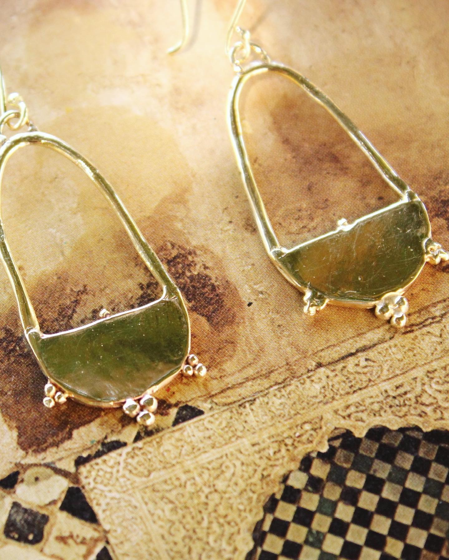 Estos pendientes aún sin nombre, pero ya disponibles 🙂
•:•:• •:•:• •:•:• •:•:• •:•:• •:•:• •:•:• •:•:• •:•:• •:•:• •:•:•
#ancientjewelry#ancientegypt#ancient#ancienthistory #ancientgreek#jewelry#earringslover #earringstyle #earrings #goddess#goddessenergy #womenempowerment #womenfashion #womeninbusiness #brassjewelry #ethicallymade #ethicalfashion #ethicalbrand #handmade#handmadejewelry #handmadewithlove #handmadecrafts #artesania#joyeriaartesanal #joyeria #joyasartesanales