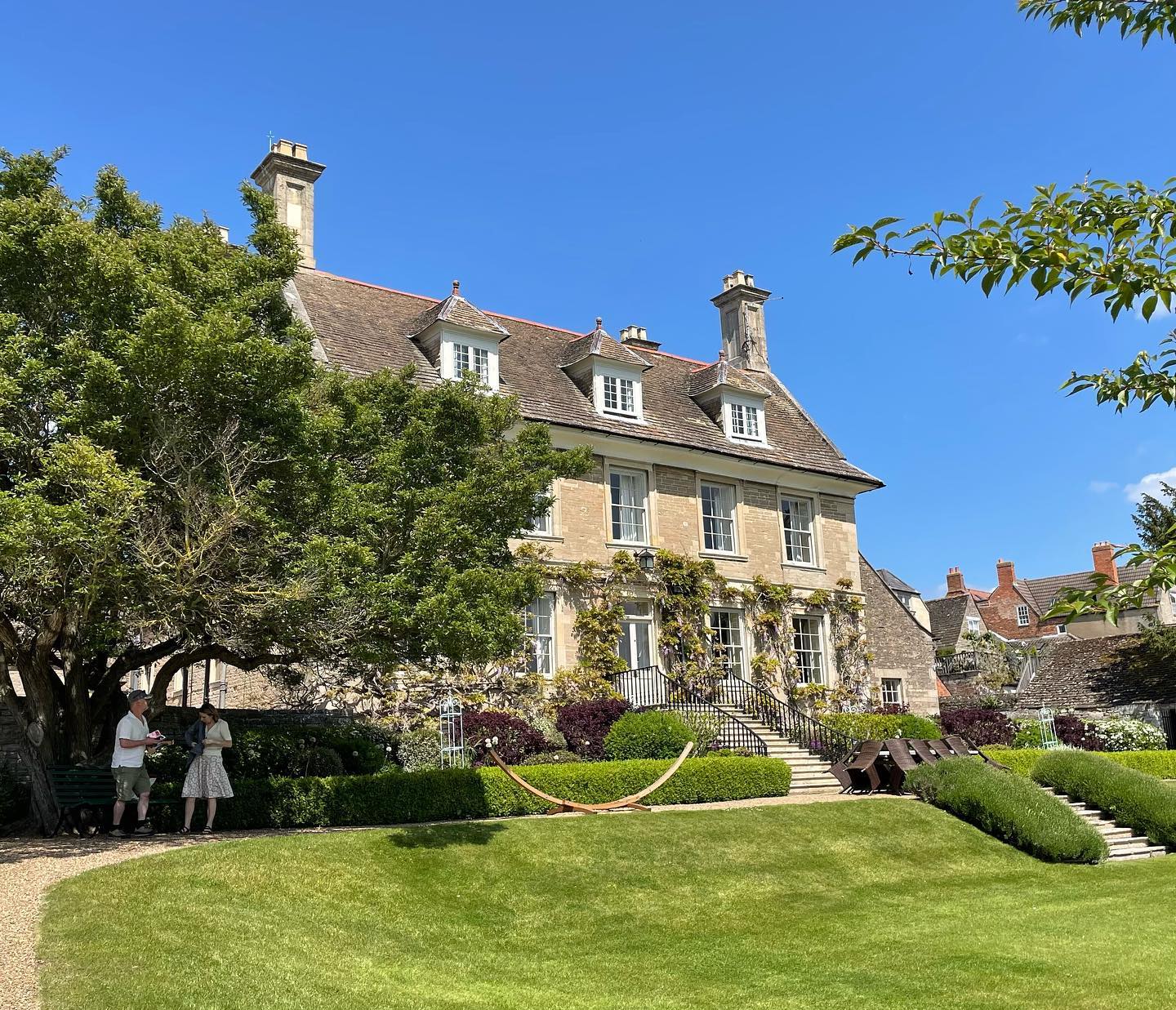 Lovely afternoon spent wandering around Oundle Open Gardens with my flower-loving mum.
Top of my list was Cobthorne, the vast 17th Century town house which is home to the Head of Oundle School. Two acres of idyllic gardens slap bang in the middle of town make it a joy to behold.
I also loved the pretty courtyard oasis at the rear of Queen Annes House on West Street. The perfect spot for a morning coffee.
Many thanks to @creativeoundle for organising a great event.
#oundleopengardens
#interiorswriter #propertywriter #copywriter #interiorsjournalist #contentwriter #copywriting
#propertycopywriter
#interiorscopywriter #interiordesign #designinspo
#interiorsblog #homeinteriors #homeinspiration