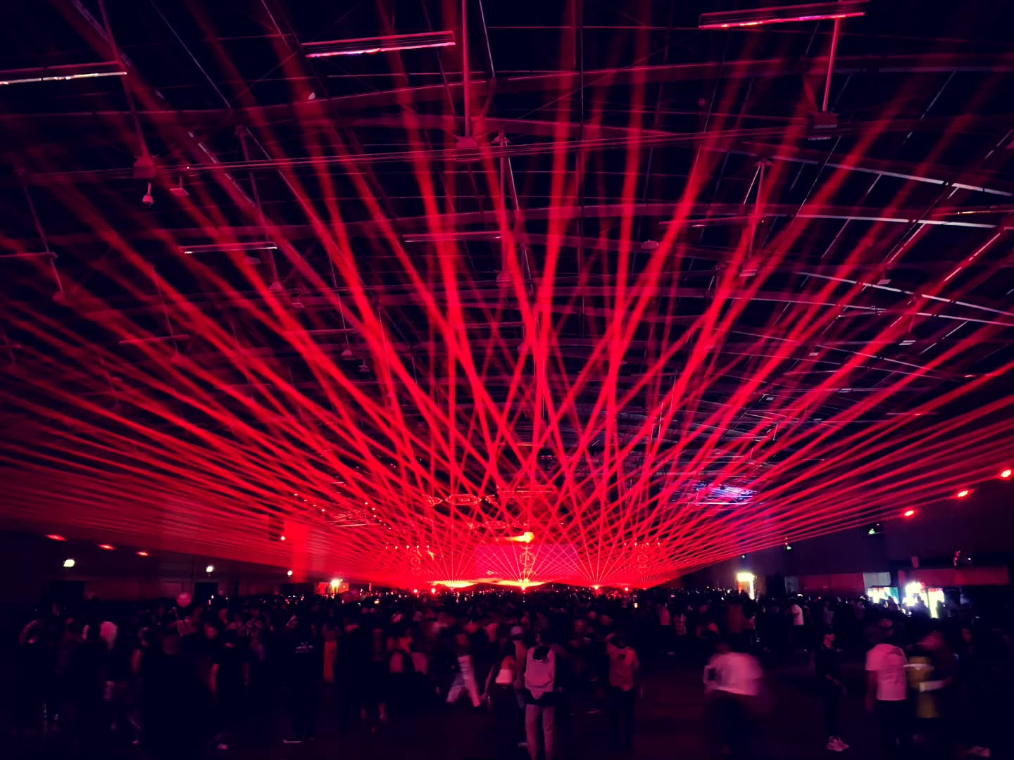 Vinilo Lab @ Baum Festival en el stage de HBO, apoyando con lasers y programación #pangolinlasersystems #vinilolab #baumfestival