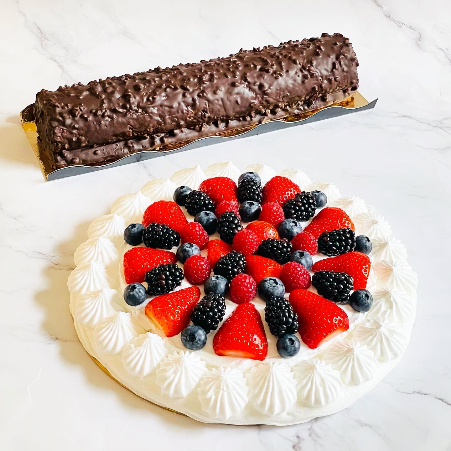 Chocolate “Ferrero” Roll & Pavlova
#yummydessert #dairyfree #shabbatdessert #londonkosher #kosherlondon #koshercateringlondon