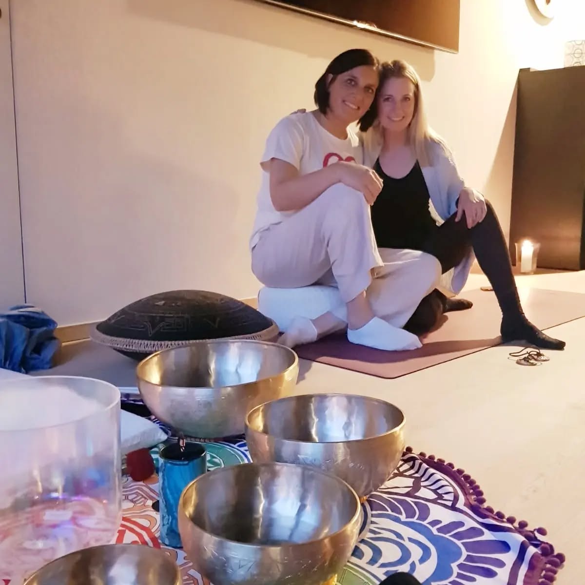 Eindrücke von unserem letzten unvergesslichen Klangabend ✨️
Die Kombination aus Yin Yoga und Klangschalen ist eine wunderbare Möglichkeit, um Körper, Geist und Seele zu regenerieren und in Einklang zu bringen.
Ich freue mich sehr, dass die Klangschalenexpertin @barbara_wieser_pranatherapie mich erneut in meiner Yin Yogastunde mit ihren Klangschalen begleitet und uns in die Welt der Klänge entführt.
》Wo: Felderer Boutiquehotel in Kaltern
》Wann: 9. Juni 2023 von 19.30 bis 21.00 Uhr
》Energieausgleich: € 29,00
Wenn auch du dabei sein möchtest, dann melde dich gerne bei uns.
Wir freuen uns auf dich. 🤍✨️🥰
#reliefandflow #relief #flow #yinyoga #yogakaltern #klangschalen #klang #entspannung #auszeit #zeitfürdich