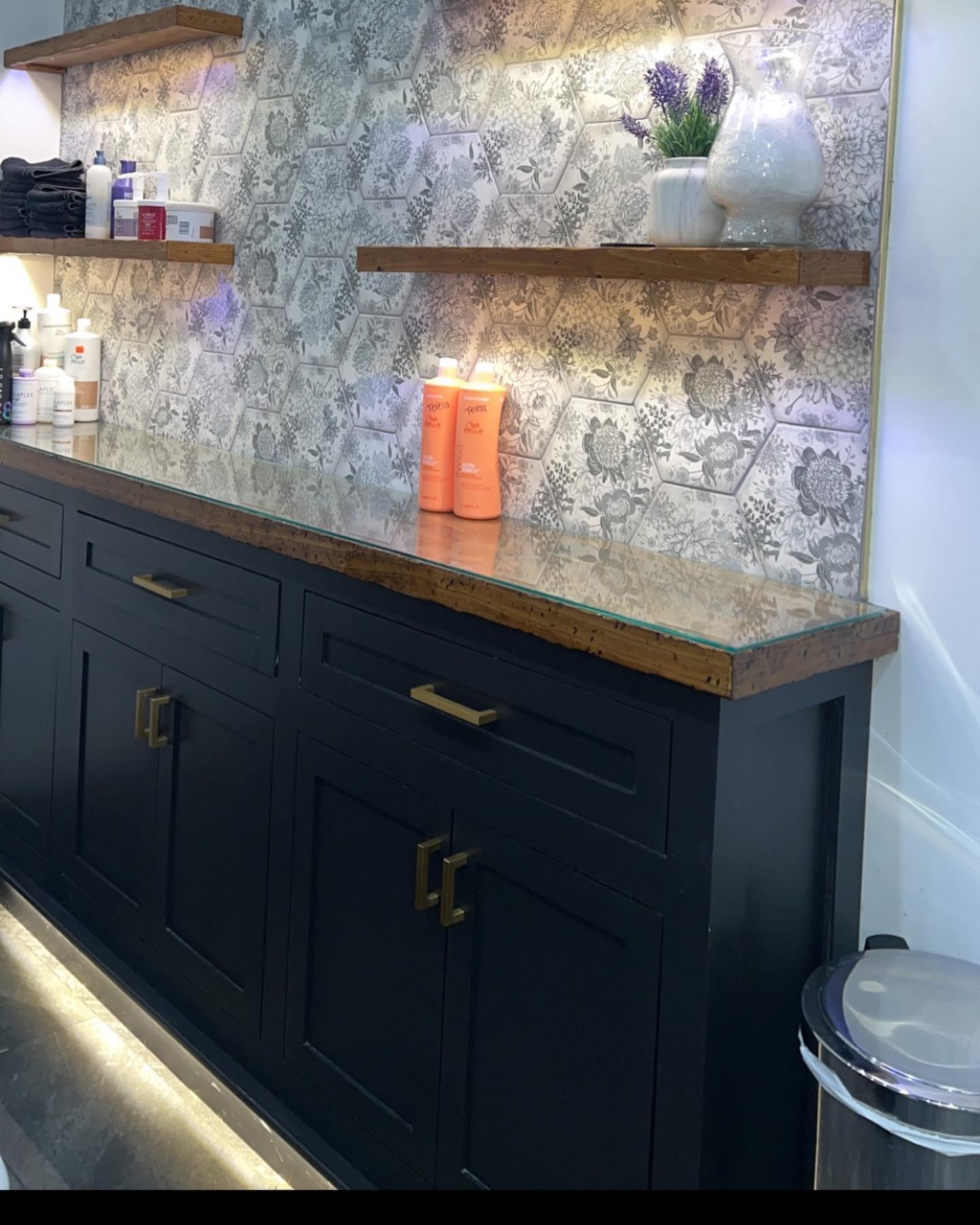 Custom cabinet for @hairdreams.ny
Sprayed with @benjaminmoore tricorn black command with @fujisprayofficial q5 hvlp sprayer
We also made the floating shelves and bar top. Contact us for anything you need built for your home or business
#elitemillwork #cabinetry #softclose #blum #cabinetbuilder #longisland #inset #brass #tile from @flooranddecor @blum_usa LED light strips done by @jimmyalberici
