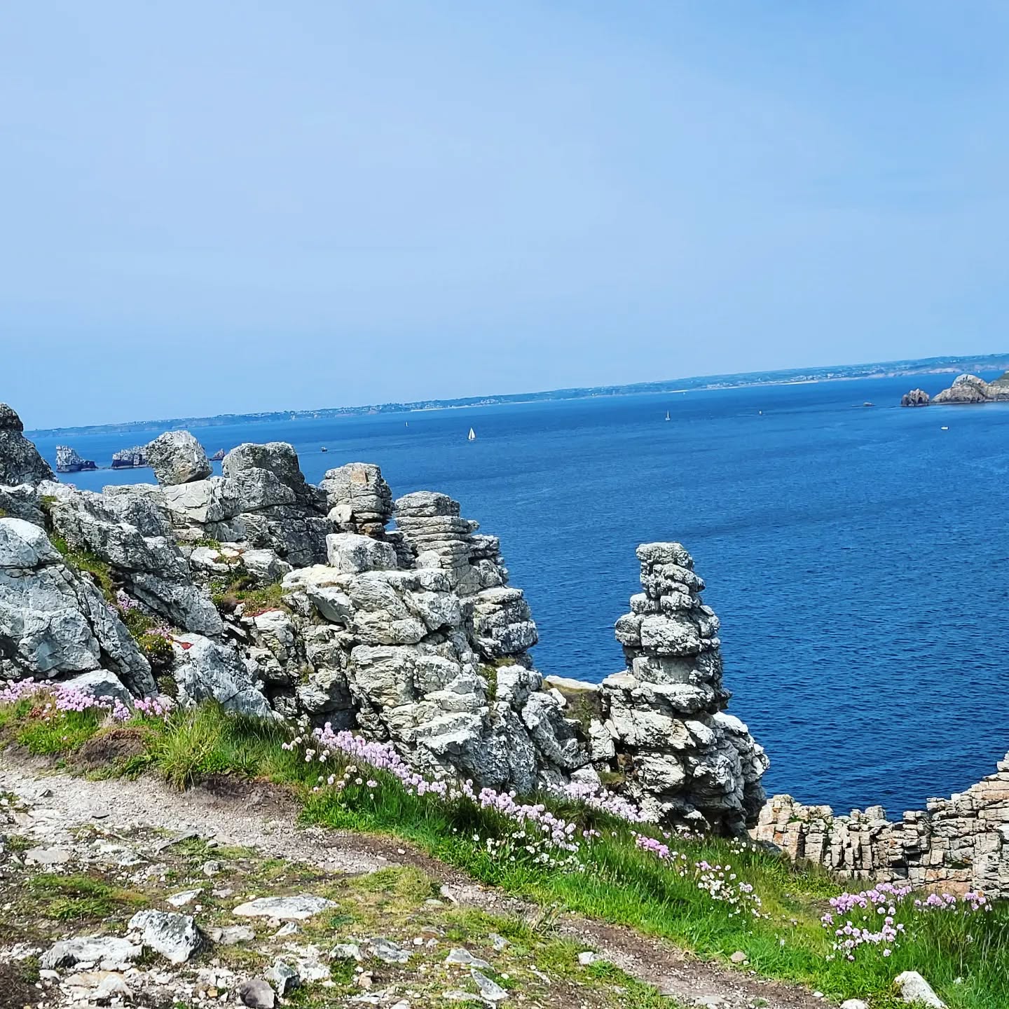 Fin d'un week-end en Presqu'île pour 2 de nos vans ☀️🌊
#4seasonsvan #locationvanaménagé #bretagne #presquiledecrozon #vanlife #roadtrip #souslesoleil