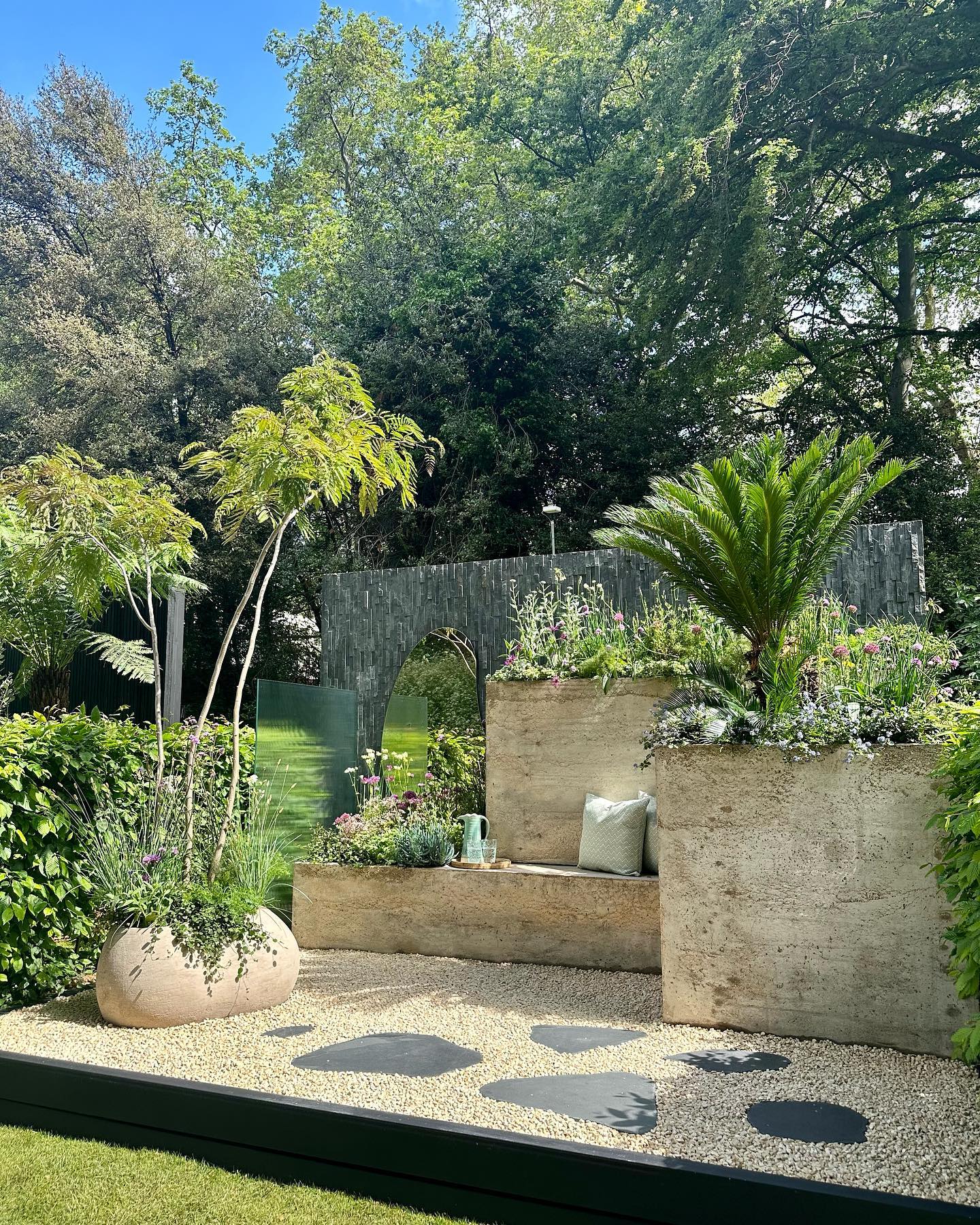 #theshiftinggarden by @thechelseagardener @thechelsealandscapegardener. We are so happy and proud to be here for the first time. Come and see us at SW809. #rhs #chelseaflowershow2023 #balconyandcontainergardens