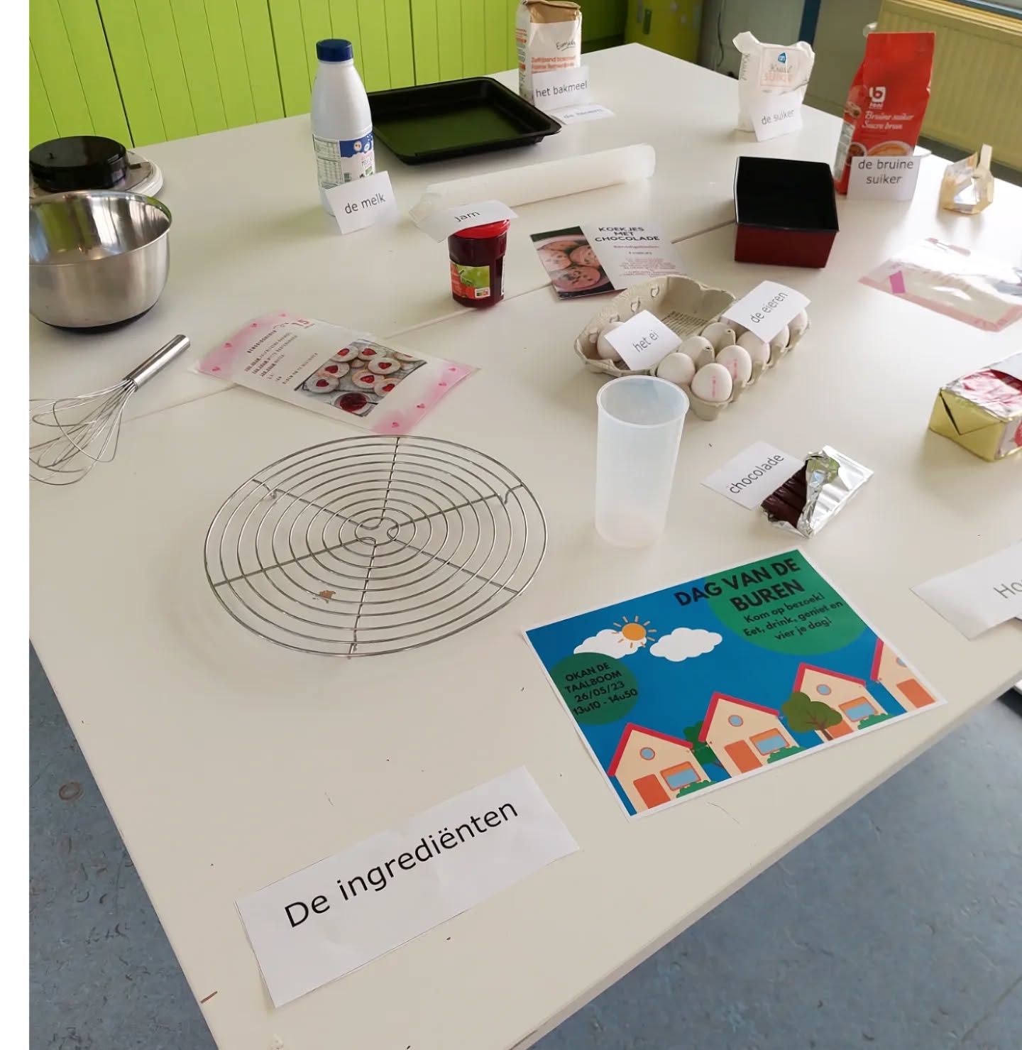 De leerlingen van klas NOORD bereiden zich voor om straks al het lekkers te maken voor de burendag in OKAN. ๐ฅง๐ช๐ฅฎ
Woon je in de buurt van onze school? Dan ben je morgennamiddag van harte welkom voor een hapje, drankje en gezellig babbeltje samen met onze leerlingen en leraren.
๐ป๐