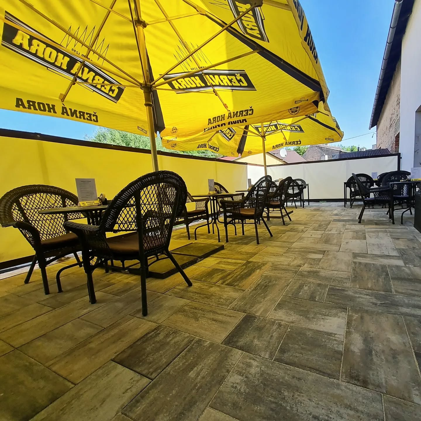 Konečně nám začaly slunné dny! A proto pro Vás máme připravenou venkovní terasu.
V pátek a sobotu si terasu můžete užít až do 21:00!