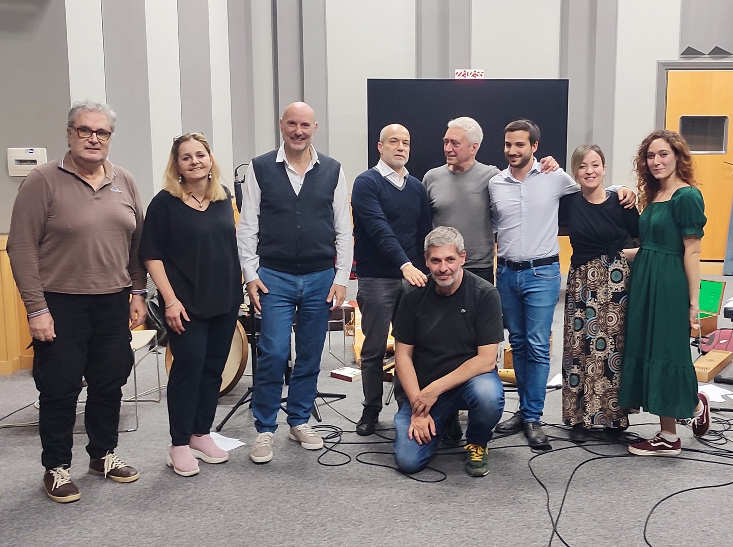 Il Festival #Spiritualia su #RAI #Radio 3 "La stanza della #musica"con la produzione DAMMI IL DONO DEL FUOCO. Nella foto gli artisti nello Studio M con il conduttore Andrea Penna, l'assistente musicale Matelda Viola, i fonici. Ecco il link per quanti non hanno seguito la #diretta di ieri 24 maggio:
https://www.raiplaysound.it/audio/2023/05/La-stanza-della-musica-del-24052023-b09b5c09-dd30-4817-9227-ac5fc8d47caa.html
Sabato 27 maggio Spiritualia sarà invece a #Genova con la produzione MUSICA, IL RESPIRO DEL TEMPO nell'ambito del Festival del Tempo.