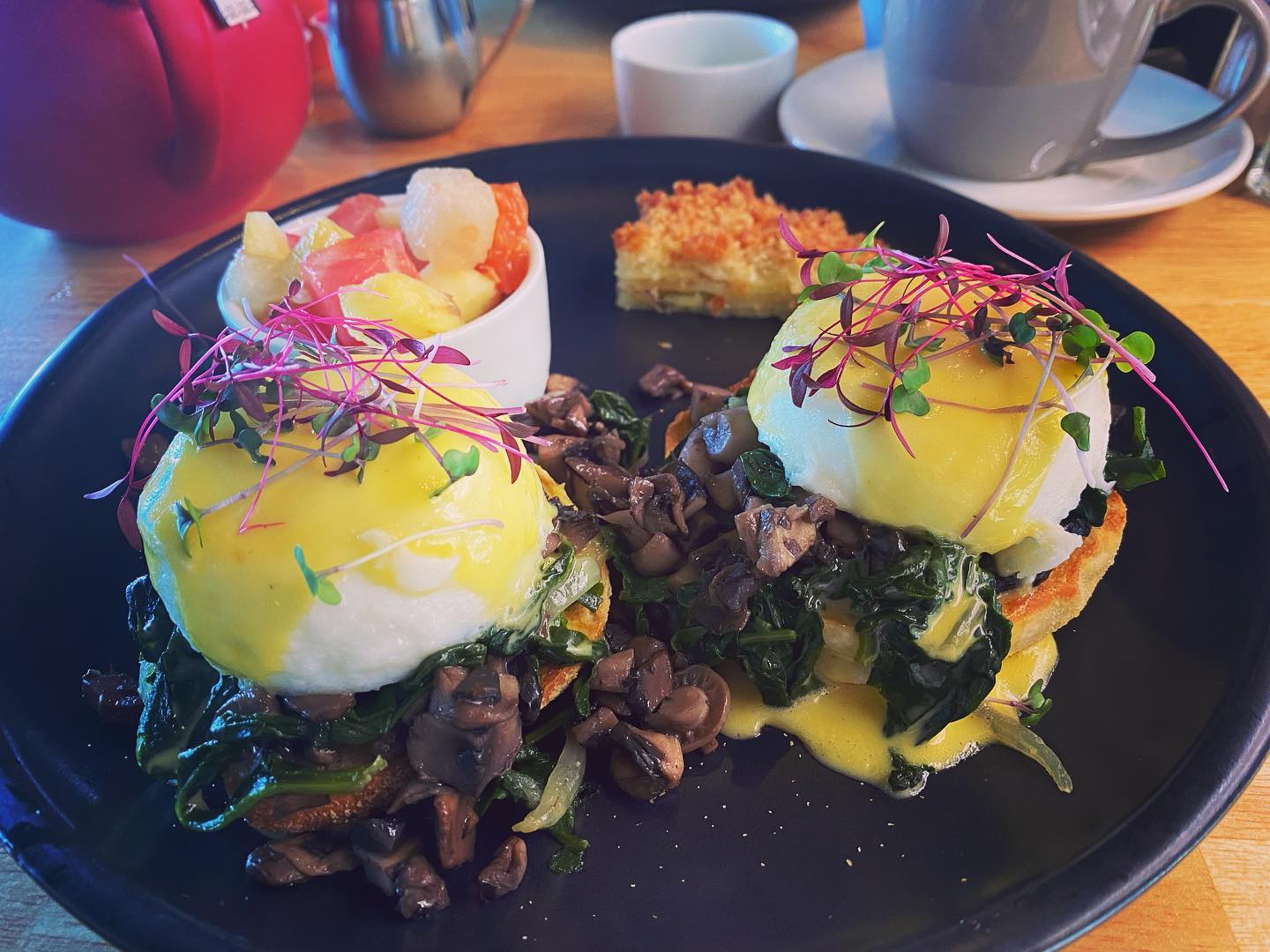 Finally planned a morning to try Le Brunch Cafe in Nanaimo. We’ve been excited about this for a long time and heard tons of great reviews. They bake their own English muffins! Plus it’s served beautifully garnished with our micros. It was on another level of eggs Benedict!
🌱
🌱
🌱
🌱
🌱
#lebrunchcafe #nanaimoeats #microgreens #52footfarms #eatlocal