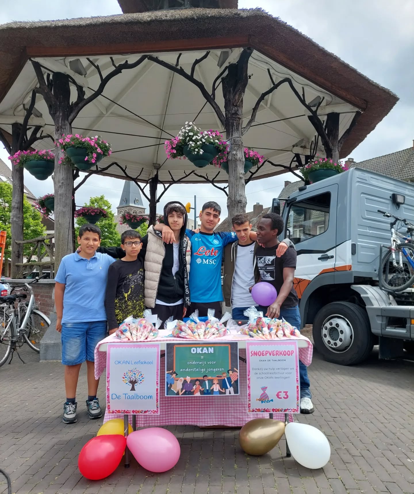 Afgelopen donderdag stonden de leerlingen van de leerlingenraad op de wekelijkse markt in Overpelt. Al snel ontpopten ze zich toch echte verkopers. ๐ฃ
Dankjewel aan iedereen die een snoepzakje bij ons heeft gekocht! De leerlingen gaan op 9 juni genieten van een zalige schoolreis! ๐ข๐ก
Ook dankjewel aan de stad Pelt dat we deze kans kregen!