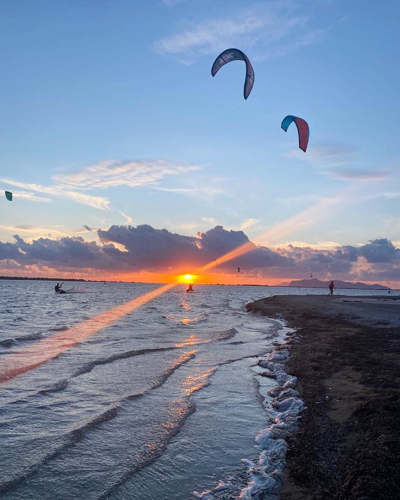 Sycylia !
To miejsce, które przyciąga wielu turystów ze względu na swoje piękno krajobrazu, bogatą historię, architekturę oraz pyszne jedzenie.
My jeździmy z jeszcze jednego powodu😉.
✅stały, ciepły wiatr🌪️
✅płaska, płytka woda🌊
✅wysoka temperatura☀️
✅progres gwarantowany🏄🏼♂️
🫢
Lo stagnone to miejsce przeznaczone dla kitesurfingu zarówno dla osób początkujących jak i zaawansowanych. Przestrzenna laguna gospodaruje sporo miejsca dla pływających co sprawia to miejsce wyjątkowym i jednym z lepszych w Europie.
W sezonie wakacyjnym znajdziecie nas właśnie tam 🫡
Jeżeli planujesz rozpoczęcie swojej przygody z kitesurfingiem to nie ma lepszego miejsca niż ta sycylijska lagun 😊.
Oferujemy:
🟢szkolenia,
🟢wypożyczenia sprzętu,
🟢pomoc w organizacji noclegów.
Spot znajduje się blisko lotniska co jest dodatkowym atutem tego miejsca
✈️Loty:
KTW/WWA - Trapani
WRO - Palermo
Zapraszamy do kontaktu💻
Moonshine.kiteschool@gmail.com📬
Instagram, Facebook w wiadomości prywatnej📲
Telefon📱
+48607429472
+48517589517
#staysalty #moonshinekiteschool