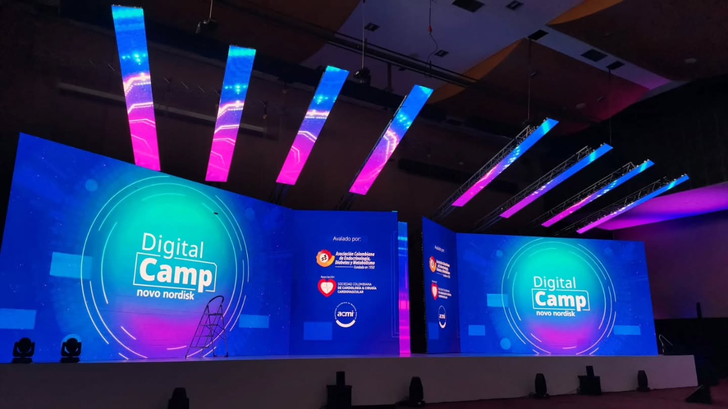 Digital Camp @ Cali, gracias Novo Nordisk. Por la invitación a este evento lleno de innovación y tecnologia, destacamos el diseño del stage con profundidad, ángulos y dilataciones para generar esa visual que tanto nos gusta, y complementamos con zonas de experiencia interactivas para que los asistentes interactuaran con la marca. #vinilolab #stagedesign #multimediashow #photooportunity