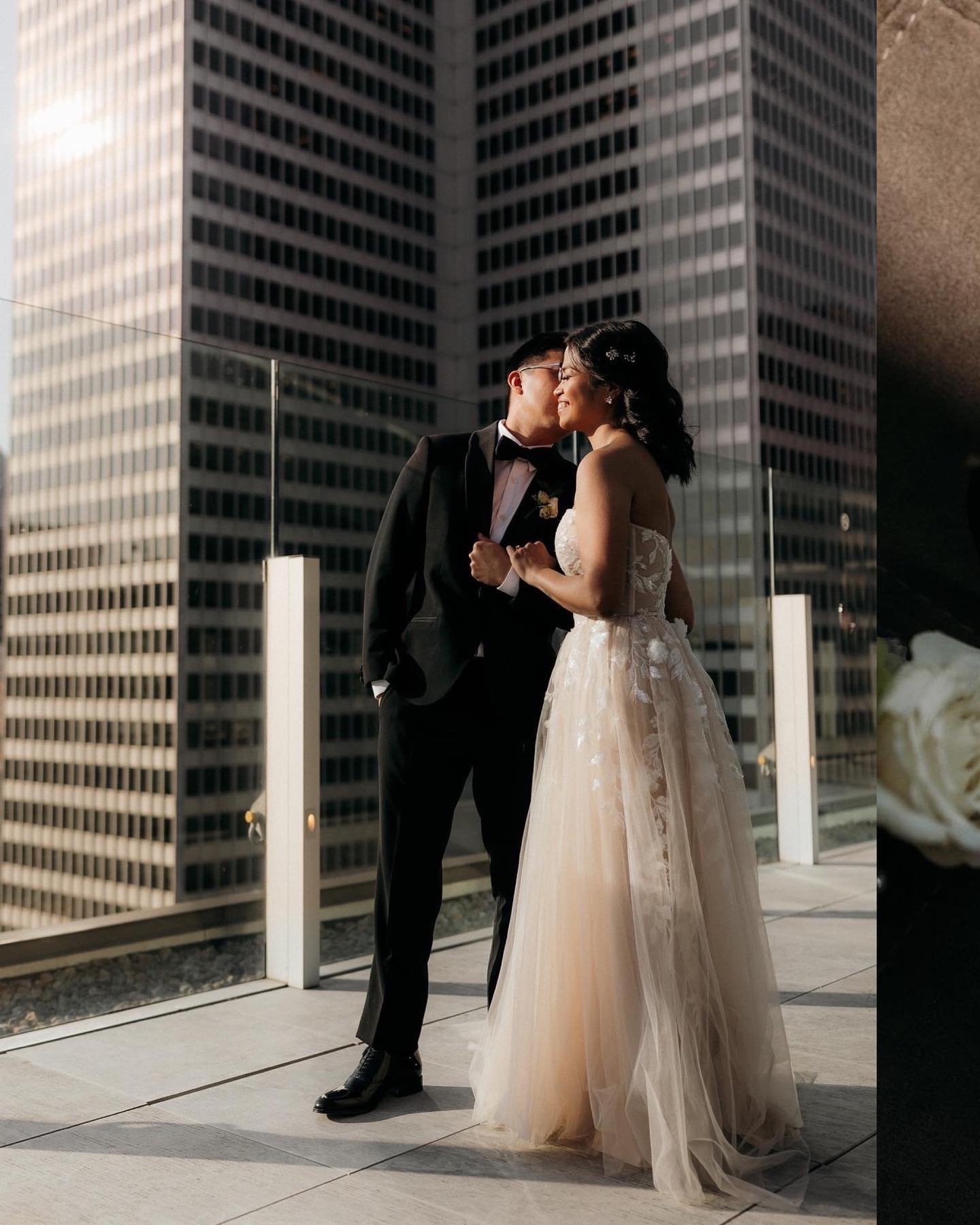 Attention à tes yeux, Kathryn & J.S. vont t’en mettre plein la vue 🔥✨
Sur une note plus personnelle;
Depuis 3 ans j’ai le bonheur de travailler avec cette @chic.champagne et @dreamityourselfmontreal pour offrir à un couple leur mariage intime de rêve.
Depuis le jour 1 de ce projet ambitieux mené de façon exemplaire par Sandy et la team DIY, la présence de @lavieestunefete.ca, @fleursauvagefilms, @team_blandindelloye_montreal et @mimosadesign.invitations fait toute la différence.
Une équipe de passionnés qui ont le même désir que moi: faire vivre une expérience incroyable à nos futurs mariés.
C’est tellement précieux de s’entourer de gens qui ont les mêmes valeurs, et qui s’élèvent à chaque occasion que tu as de travailler ensemble.
En entrepreneuriat, c’est des collaborations qui font toute la différence. Et je suis tellement reconnaissante pour ça ! 😍
Instagram nous limite à 10 cases , mais j’en ai tellement plus à partager!!
Est-ce que je t’en montre plus?!
.
.
.
.
.
Venue; @fairmontqueene
Planification et fleurs; @chic.champagne
Robe: @dreamityourselfmontreal
Vidéaste; @fleursauvagefilms
Arts de la table; @lavieestunefete.ca
Habit; @team_blandindelloye_montreal
Mise en beauté; @slava.beautytrend
Papeterie; @mimosadesign.invitations
.
.
.
.
#quebeccityphotographer #quebeccityweddingphotographer #quebeccityelopementphotographer #montrealweddingphotographer #montrealphotographer #quebecphotographer #photographedemariagequebec