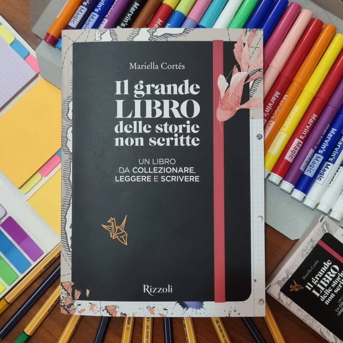 GIORNO 1!
Come si suol dire: meglio tardi che mai! Finalmente sono a casa mia, nel mio lettuccio, dopo ore interminabili in giro per l'Italia, tra aerei in ritardo di ore, bus e treni super lenti. Ed ecco, è proprio dal mio comodissimo e caldissimo letto che vi annuncio la mia partecipazione alla prima #writealong tutta italiana organizzata da @tandemcollectiveglobal !
Il libro è di @mariellacortes per @mondadorielecta e @rizzolilibri e non è un libro qualunque, bensì, come dice l'autrice, un libro da leggere certo, ma anche da scrivere, colorare, disegnare, su cui incollare foto, ricordi, un libro che ognuno di noi possa chiamare proprio.
Partecipare alla #writealong è facilissimo: basta acquistare il libro dove meglio preferite (metterò il link nelle storie) e seguire il nostro programma di lettura, completando le attività proposte e aprendo persino una discussione!
Partecipo a questa sfida insieme a tantissimi blog, per ora mi metto sotto con le prime 45 pagine, ma posso già dirvi che, per quanto riguarda la sfida di scrittura, "l'incipit perfetto" so qual è l'incipit della mia storia, è già scritto da tempo!
"23 Marzo 2013
Camminava senza forza, a piedi scalzi. Barcollava, più che camminare. Non vedeva l’ora di arrivare alla casa, la vedeva lì in lontananza. Non sentiva le schegge di vetro o la ghiaia sull’asfalto, voleva solo arrivare a destinazione. Era proprio davanti a lei, duecento metri massimo, era fatta. Aveva iniziato a gridare aiuto, con quel poco di voce che riusciva ad emettere, ma nessuno usciva, nessuno la sentiva. Era arrivata alla porta della casa, aveva bussato pesantemente continuando a chiedere aiuto, piangendo e dimenandosi sperando di attirare l’attenzione di qualcuno. Sentì improvvisamente dei rumori dietro la porta che finalmente si aprì. Dopo buio, nero."
Voi avete mai pensato all'incipit perfetto? Vi potrebbe piacere un libro che inizia con il mio incipit?
Fatemi sapere nei commenti e seguite tutte le tappe qui e sugli altri profili partecipanti!
#gifted #tandemcollectiveglobal
#StorieNonScritteWritealong #IlGrandeLibroDelleStorieNonScritte #TandemWritealong
#supportoprofili #thebookclubpost #lolanorumascorner