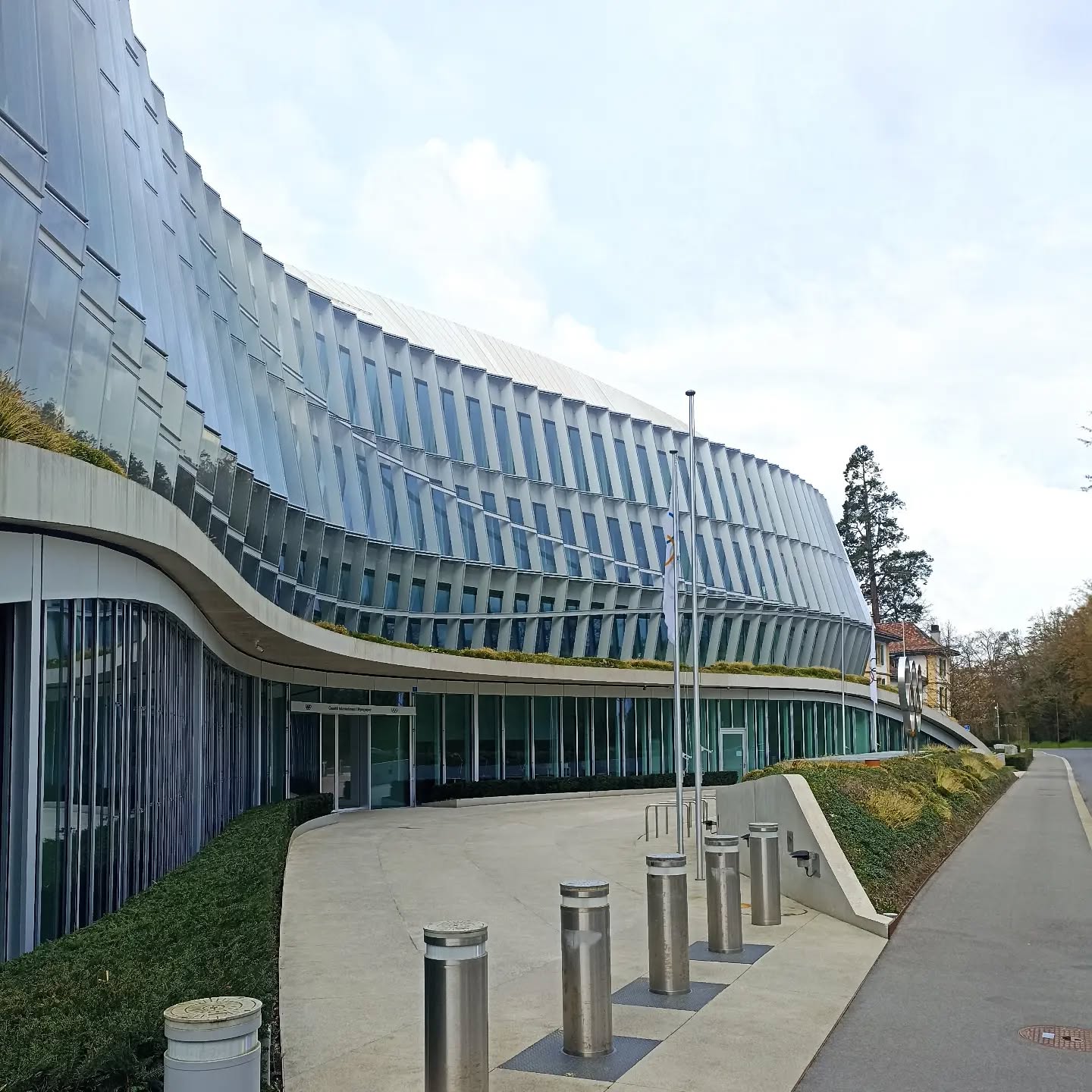 #comiteolympiqueinternational #internationalolympiccommittee #3xnarchitects #ittenbrechbĂŒhl #architecturelausanne
Le regroupement de postes de travail dans des clusters centraux répond à l'exigence d'économie, d'efficience, de communication et de flexibilité. C'est ainsi que le CIO, lui aussi, réunit maintenant dans un nouveau bùtiment principal les postes de travail qui, jusqu'à présent, étaient disséminés. Cette nouvelle construction qui s'étend sur 24 000 mÚtres carrés offre suffisamment de place pour créer 500 postes de travail.
Trois éléments clés distinguent le nouveau bùtiment: mobilité, flexibilité et orientation vers l'avenir. Ceci se reflÚte particuliÚrement dans la façade ondulante qui fait une impression à la fois dynamique et mouvementée, traduisant ainsi de maniÚre symbolique le dynamisme du sport et du mouvement olympique.
Une attention particuliĂšre est portĂ©e Ă l'utilisation de systĂšmes Ă©nergĂ©tiques durables et efficients, comme, par exemple, une pompe pour lâeau du lac, l'intĂ©gration de la photovoltaĂŻque et l'exploitation optimale de la lumiĂšre naturelle.