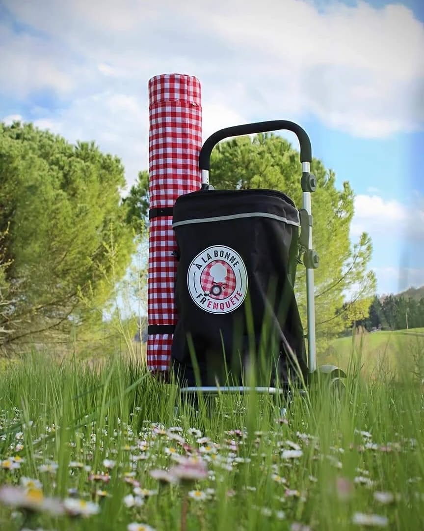 🍽 😋 À table !
La Fabrique Toi-Même a eu le plaisir d’accompagner la création de la malle « À la bonne fr’enquête », pour la partie technique et graphique.
Ce travail d’équipe a été porté avec force et détermination par @pauline_olivr et Lucille Cuiné @le.ptit.monde.de.lucille de l'association @aufildesseounes 🤩
🔎 Cette malle-caddie se déploie aussi bien sur un stand passant que pour des ateliers avec des panneaux qui scratchent, des pochettes à surprises, des accessoires pour enquêter…
🍓 Les grands objectifs de la malle alimentation sont :
- Donner accès à une éducation à l’alimentation saine et durable par tous et pour tous
- Offrir la possibilité de faire des choix éclairés
- Questionner pour développer l’esprit critique au quotidien
🥳 Créée pour être accessible à tout le monde : son contenu est gratuit, dématérialisé et téléchargeable.
👉 https://padlet.com/aufildesseounes/a-la-bonne-fr-enqu-te-48sfqpdct5qwz5hd
- - - - - - - - - - - - - - - - - -
🙌 Cet outil a été imaginé de manière concertée avec un groupe d’ingénierie : Association des Enfants de Pays de Beleyme basée à Montagnac la Crempse (24), Association @ecocene_pau basée à Billière (64), L’Instance Régionale d’Education et de Promotion de la Santé pour tous Ireps Nouvelle Aquitaine, antenne de Nouvelle-Aquitaine basée à Agen (47), A la découverte de savoirs oubliés basée à Calignac (47), Association Les Petits Débrouillards Nouvelle-Aquitaine basée à Bordeaux (33)
Made in @lotetgaronneledepartement, @region_nouvelle_aquitaine avec @emilieblabla_graphiste et @christelleloubriat médiatrice culturelle
La Fabrique Toi-Même est membre de @collectif_wow WOW - Collectif de médiation culturelle indépendante
#mediationculturelle #malle #outildemediation #alimentation #alimentationsaine #ecologie #graphisme #lafabriquetoimeme