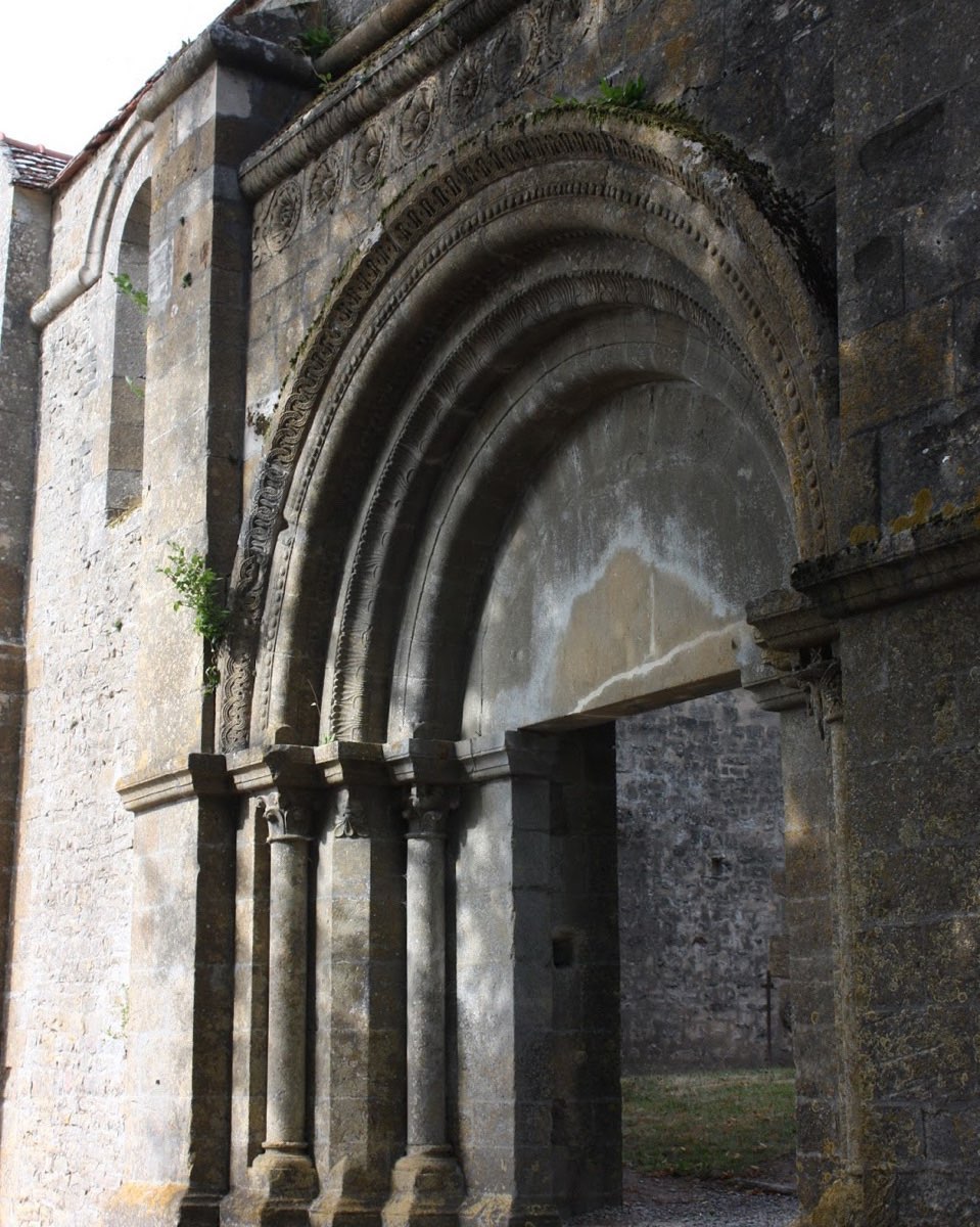Portail Roman de Jailly #coeurdenievre