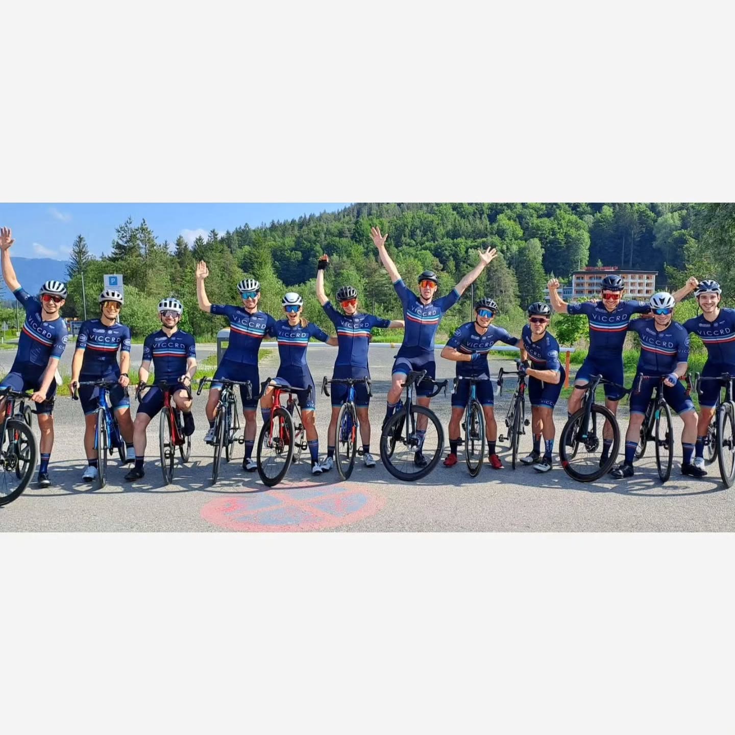 Sechs alpine Renntage der @tourdekaernten mitsamt zwei ÖM und LM standen für sechzehn Teammitglieder in den letzten Tagen am Programm. Neben ÖM-Bronze durch @carina_iinaa, Silber durch @kirchmaircycling, und Mario als AK-Gesamtzweiten, konnten noch mehrere LM-Medaillen in allen Farben sowie TdK-Tagespodiumsplatzierungen erreicht werden. Dazu kommen unvergessliche Erinnerungen bei herausragendem Wetter & Landschaft. Wir freuen uns schon auf ein nächstes Mal!
.
.
.
#raceday #cyclinglife #cyclingphotos #wearevicc #viccrd #lifebehindbars #tdk #tourdekärnten #fietsen #legday #team #stagerace #nopainnogain #rh77custom