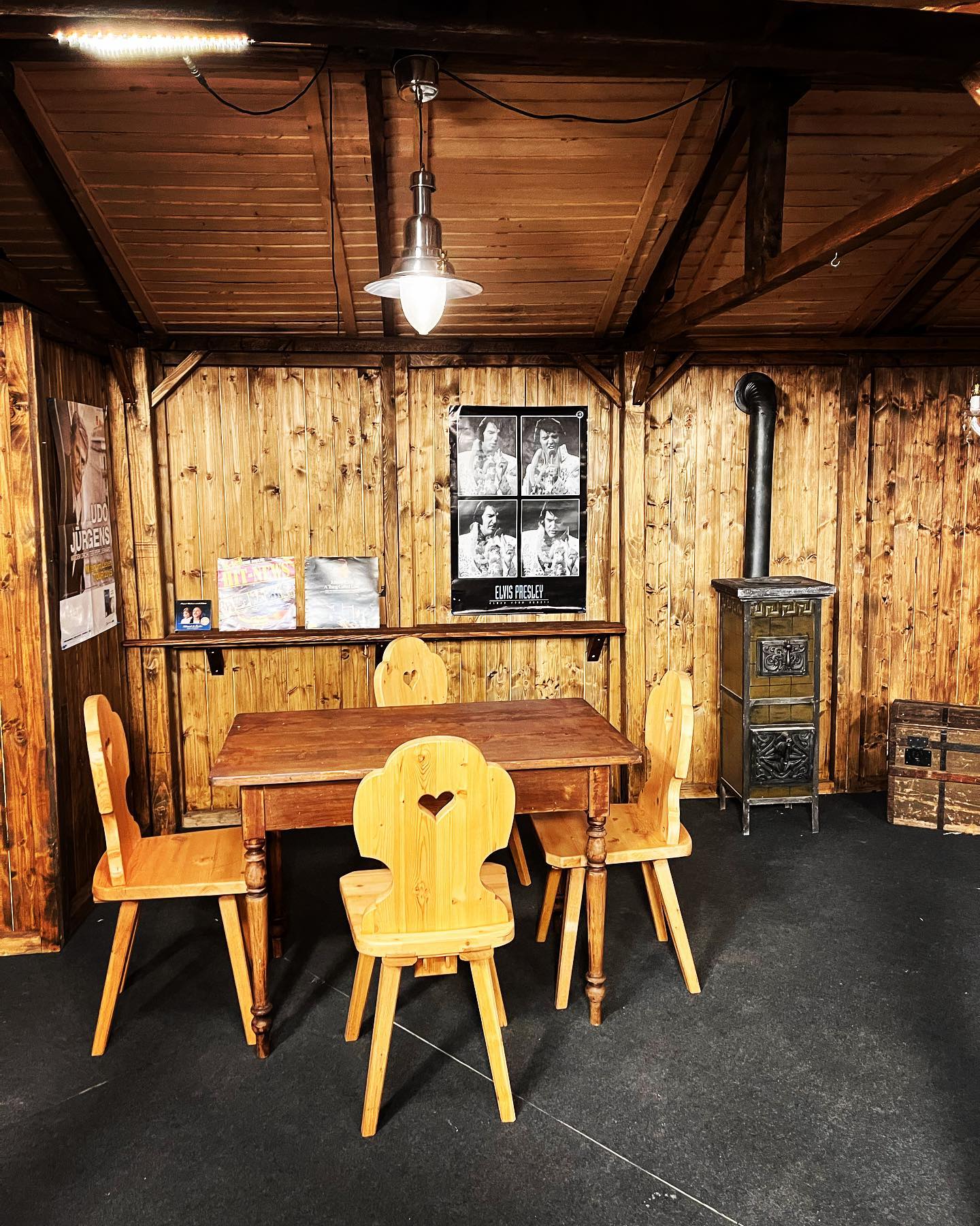 Noch ist das Studio leer. Aber am Sonntag ist hier eine der grössten Stimmen des Schlagers zu hören. Ein Gast, der Klartext spricht…
Im „Schlagertalk“ bei Roger De Win. So., 4.6., 18.20 Uhr, Tele Top.
@diistop_