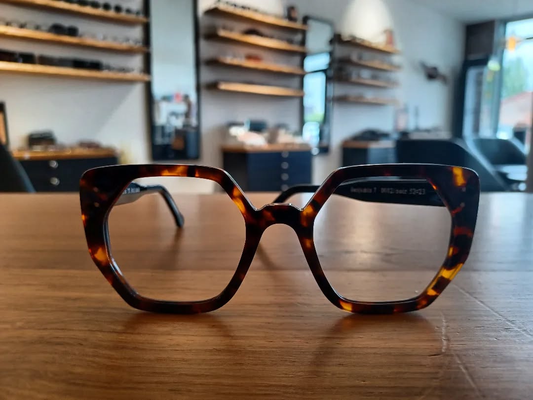 Des lunettes fabriquées à la main à L'Union .
Venez découvrir les lunettes fabriquées par Guillaume Sire pour notre magasin 😍
Son atelier est à 300 mètres du magasin , on ne peut pas faire plus local ...
#fittedbinocle
#faitmain #artisan #lunettes #madeinfrance #opticien #design #acetate
