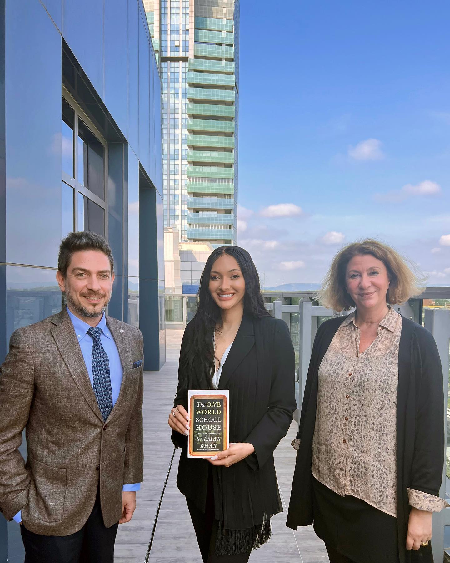 Bugün @yildirimgroupofcompanies ‘in kurumsal sosyal sorumluluk çalışmalarını yürüten ve son yıllarda eğitime odaklanarak önemli projelere imza atan Garip & Zeycan Yıldırım Vakfı’nı ziyaret ederek sevgili @zeycan_rochelle ve @pnrturen ile bir araya gelme şansım oldu.
Keyifli sohbetimiz boyunca uzun uzun eğitim, değişim, dijital dönüşüm ve sivil toplum üzerine konuştuktan sonra @khanacademyturkce ve @yildirimfoundation olarak güç birliği yapabileceğimiz alanlar üzerine de kafa yorduk. Sosyal etkiyi artırmak için STK’lar arası işbirliğinin önemine olan ortak inancımızla kaliteli, eşitlikçi ve erişilebilir eğitim hedeflerimiz üzerine toplumsal cinsiyet eşitliğini destekleyici eğitimin önceliklendirilmesini de koyduk.
Toplantımız sonrasında, tam da bu konuya dikkat çekmek amacıyla geçtiğimiz sezon yeşil sahalarda mor formasıyla gördüğümüz @samsunspor ‘un 1. Lig’deki şampiyonluğu ve 11 yıl sonra Süper Lig’e çıkışını kutlamadan da edemedik. Armasında Atatürk’ün resmini taşıyan tek spor kulübü olan Samsunspor’a en içten başarı dileklerimle… Kırmızı Şimşekler! 🏆🔴⚪️
#khanacademy #oneworldschoolhouse #khanacademyturkce #khanacademytürkçe #dünyaokulu #stk #siviltoplum #eğitim #değişim #dijitaldönüşüm #toplumsalcinsiyeteşitliği #education #digitaltransformation #genderequality #futbol #samsunspor #samsun