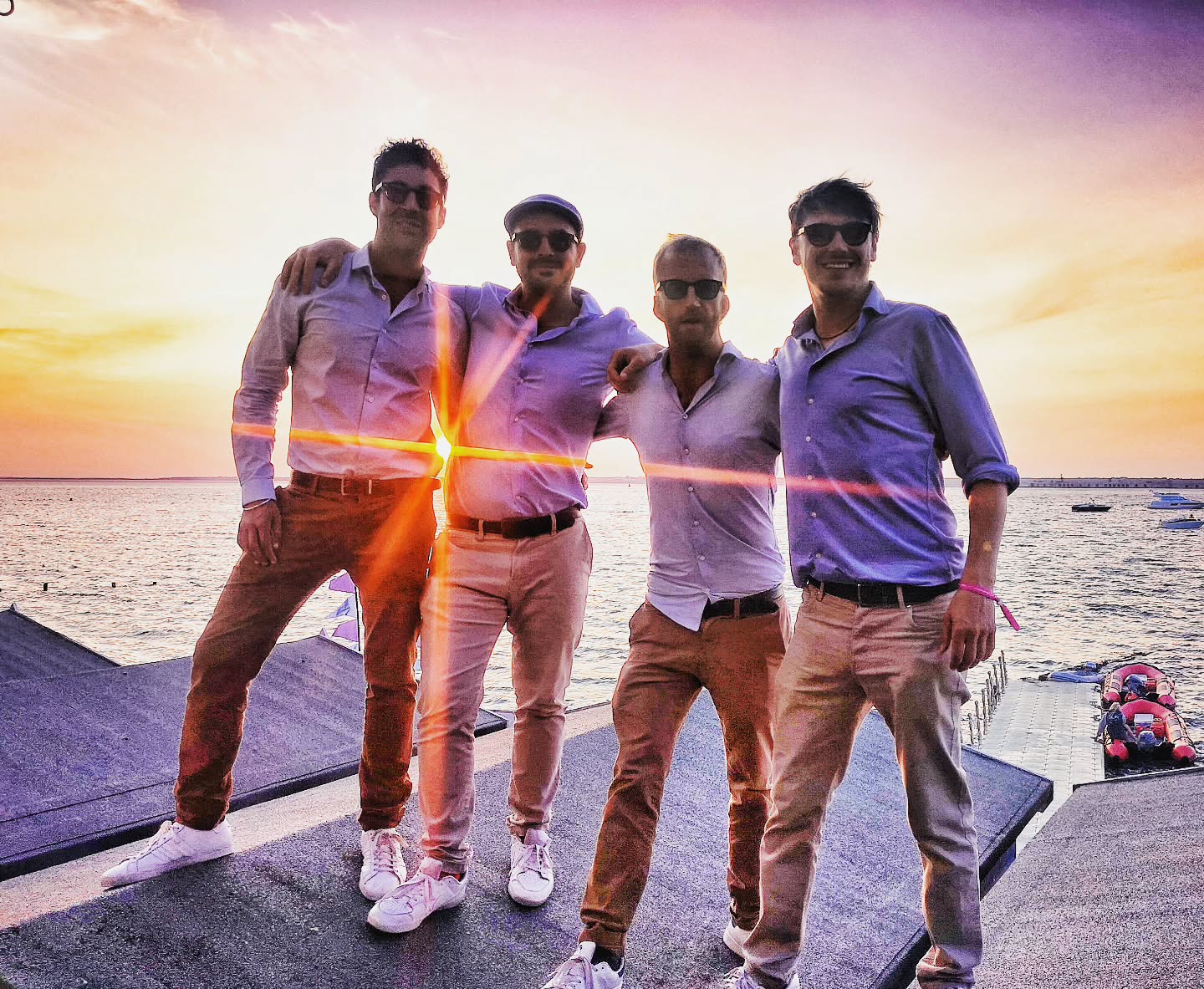 Rooftop sunsets 🌅
•
📷@philcampo
#sunset #isleofwight #thehut #thestrikes #wearethestrikes #strollingband #luxuryevents #premiumstrollingband #roamingband #worldwide