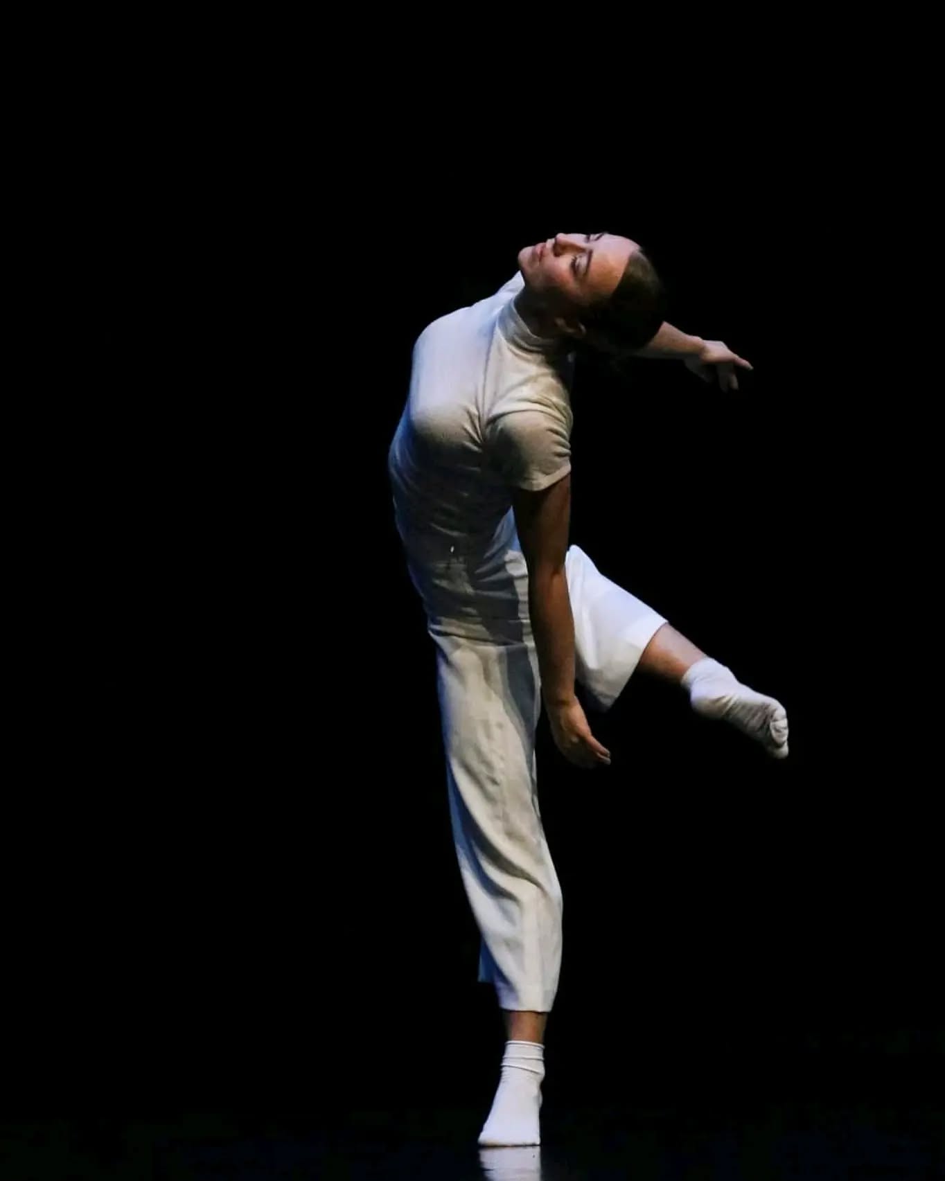 Ma dernière scène - The White Room avec @azothdancetheatre.
On se retrouve l'année prochaine 🤰🐣
Les cours de yoga continuent à Annecy mais je serai à @bloisdanse, un superbe festival de danse pour un dernier cours à Blois le 2 juillet.
📷 @agence.sunshine ✨️
#onstage #dancer #contemporarydance #azothdancetheatre #bloisdanse