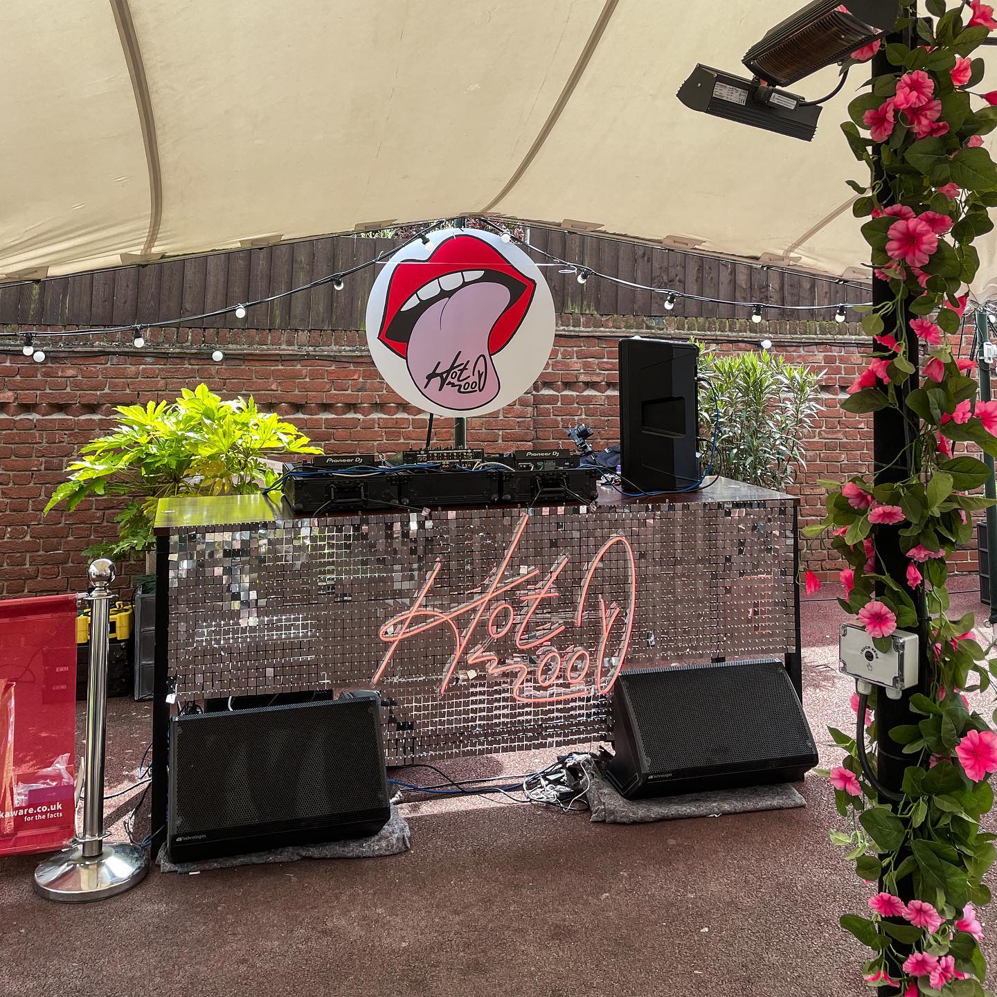 โจโจ Get ready to shine! โจโจ We crafted a mesmerizing shimmer DJ booth setup for @hotmood_uk, turning their day rave into a glitzy affair it truly deserved! ๐๐
Looking to add some sparkle to your next event? โจ Contact us at www.essexeventplanners.co.uk and let's make your decoration dreams come true! โจ๐ซ
#ShimmerDJBooth #PartyVibes #GlitzyEffect #DaytimeRave #EventDecorations #essexeventplanners #essex #leighonsea