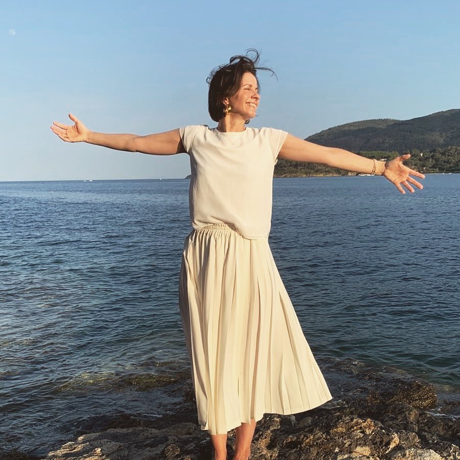 Dankbar und energiegeladen
So würde ich mich in diesem Moment auf der Rückfahrt Richtung Festland beschreiben.
Die Woche hier auf Elba mit meiner Familie war der Abschluss einer sehr entspannten und kraftspendenden Auszeit. Mein Energiekonto ist wieder gut gefüllt. Rückblickend muss ich mir doch eingestehen, dass ich trotz meines Wissens und meiner Tools selber in ein deutliches Minus gerutscht bin. Ich verurteile mich nicht dafür, denn neben Yogalehrerin und Ayurvedacoach bin ich eben auch einfach nur ein Mensch.
Ich bin dankbar für die Erfahrung, auch wenn sie an manchen Stellen mehr als herausfordernd war. Insbesondere zeigte mir mein Körper durch Schwindel und Kreislaufprobleme deutlich das ich mein Limit überschritten hatte.
Ich bin dankbar für die tolle Unterstützung wunderbarer Menschen in dieser Zeit wie @andrea.sagstetter und @florentien_campion. Sie haben mir mit ihrem Coachingangebot wertvolle Impulse gegeben. Ich durfte noch mehr über das Nervensystem lernen und vor allem durfte ich die Erfahrung machen wie es ist, einfach stehen zu bleiben, nichts tun zu müssen, abzuwarten was kommt. Wie wohltuend!
Ich blicke mit frischer Energie auf die kommende Zeit und dennoch starte ich bewusst mit angezogener Handbremse. Die Gefahr in alte Muster zu fallen ist nicht zu unterschätzen. Daher werde ich meinen Yogaunterricht mit abgespecktem Programm weiter fortführen. Ich reduziere auf zwei feste Klassen pro Woche und werde diese mit voller Freude und Leidenschaft für euch unterrichten.
Ich habe mich in den letzten Wochen wiederholt daran erinnert, dass es vollkommen ok ist nicht 180% in den Bereichen Familie, Beruf und Yogaunterricht geben zu müssen. Und vor allem habe ich gelernt, keine Maßstäbe zu setzen ab welchem Arbeitslevel ich „gut“ bin. Ich finde wieder mein eigenes Tempo und brauche mich absolut nicht zu vergleichen. Schon beim Verfassen dieser Worte fühle ich tiefe Zufriedenheit und Leichtigkeit.
Jetzt genieße ich noch die restliche italienische Sonne.
Ciao 🧡
#selbstfürsorgeimalltag #alltagalsmama #achtsam #achtsamyogaunterrichten #yogaunterrichten #achtsamkeitsübung #auszeitfürdieseele #stressbewältigen #abwarten #ruheimalltag #gelassenheit